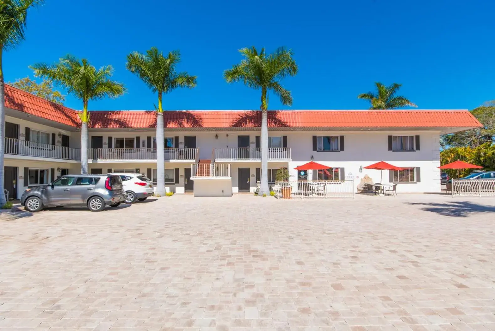 Facade/entrance in Hibiscus Suites - Sarasota Facade/entrance in Hibiscus Suites - Sarasota