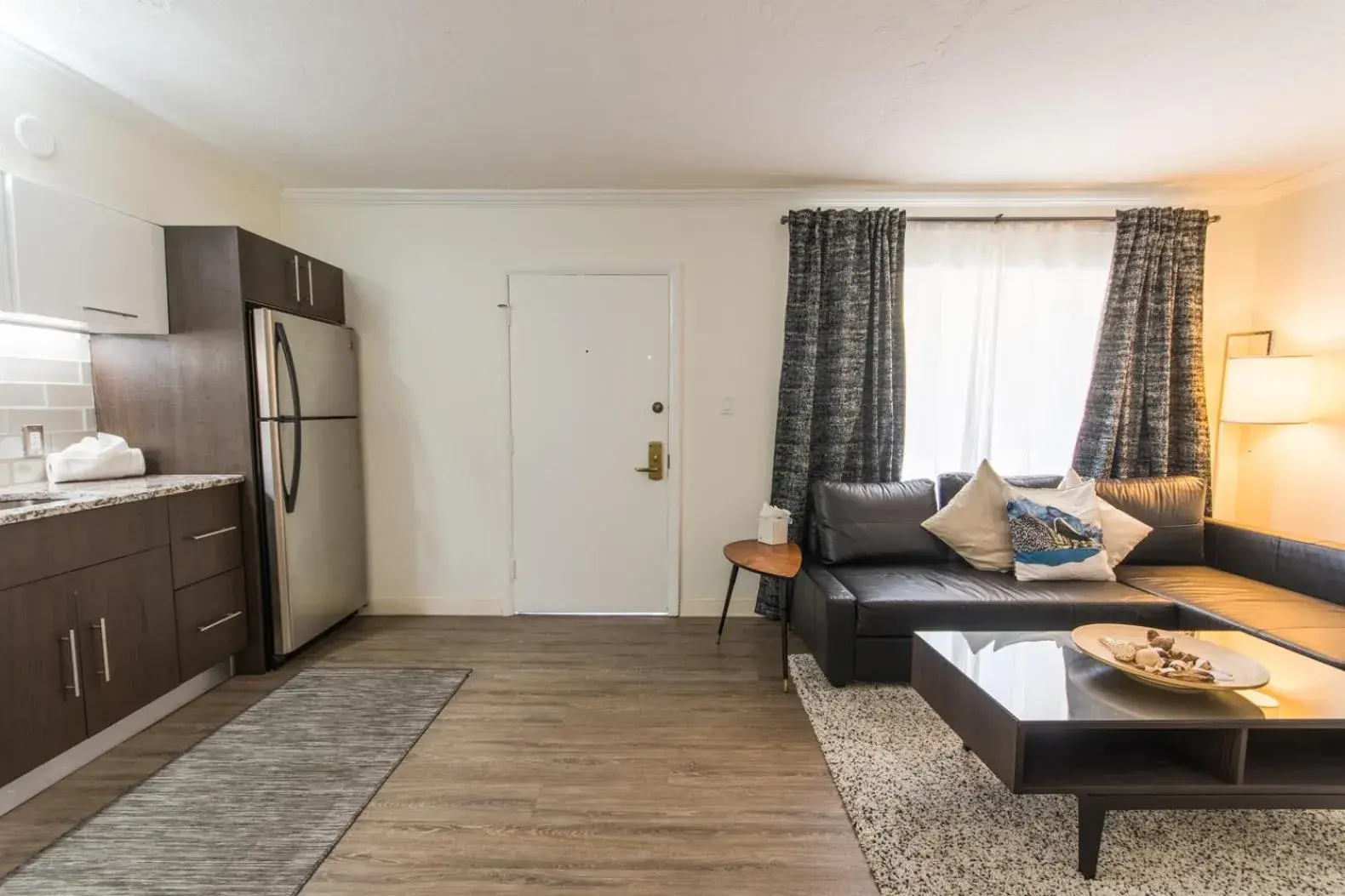 Kitchen or kitchenette, Bed in Hibiscus Suites - Sarasota Kitchen or kitchenette, Bed in Hibiscus Suites - Sarasota