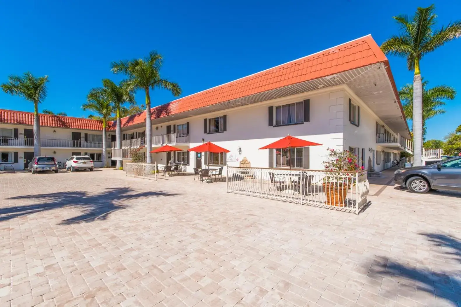 Facade/entrance in Hibiscus Suites - Sarasota Facade/entrance in Hibiscus Suites - Sarasota