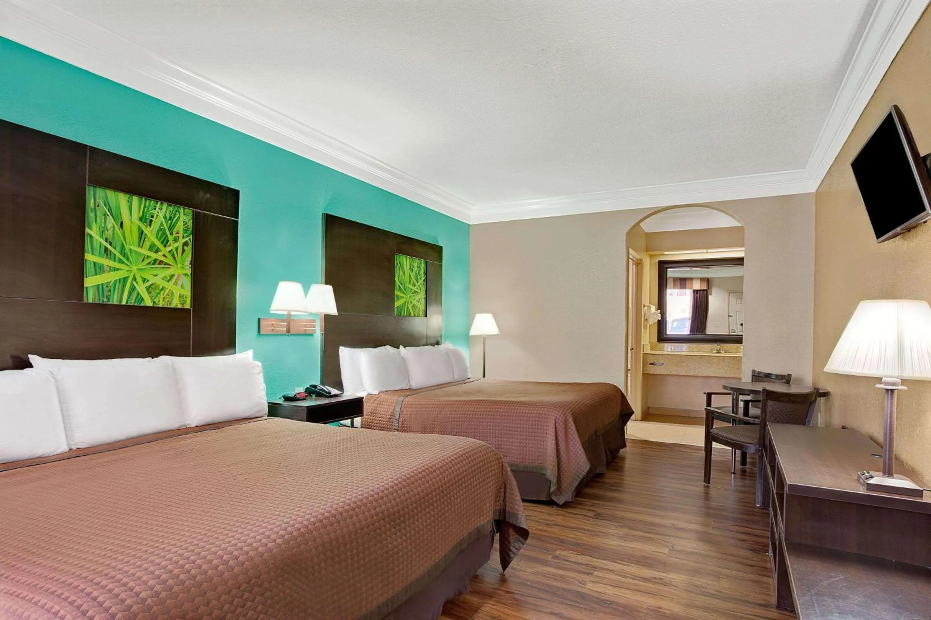 Photo of the whole room, Bed in Super 8 by Wyndham Galveston