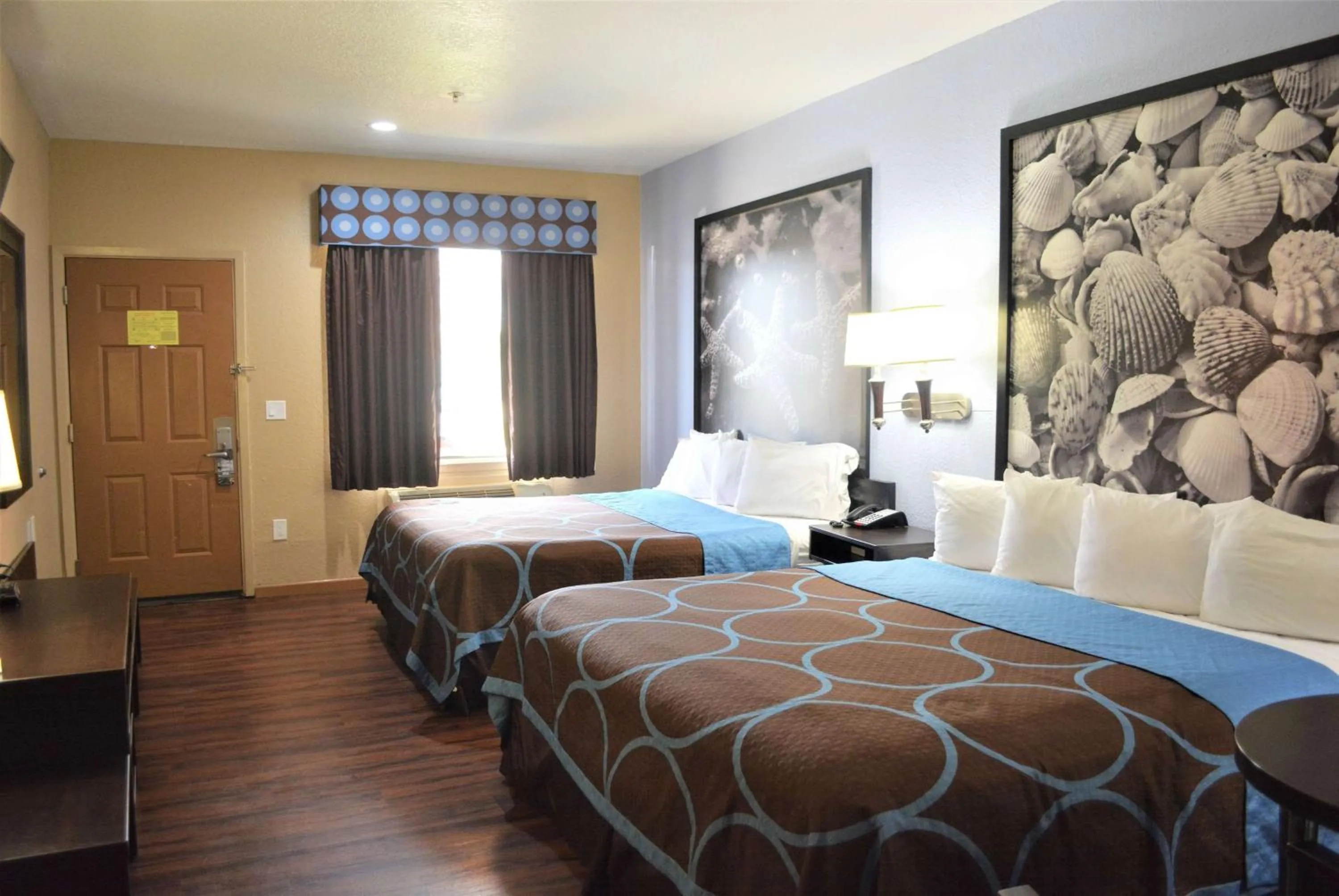 Photo of the whole room, Bed in Super 8 by Wyndham Galveston