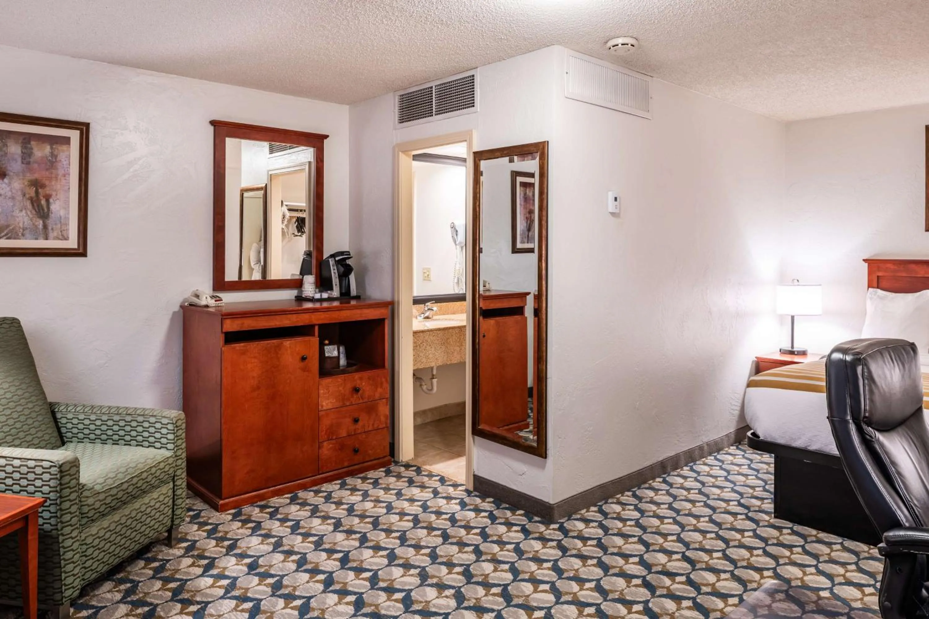 Bedroom in Best Western Vista Inn at the Airport