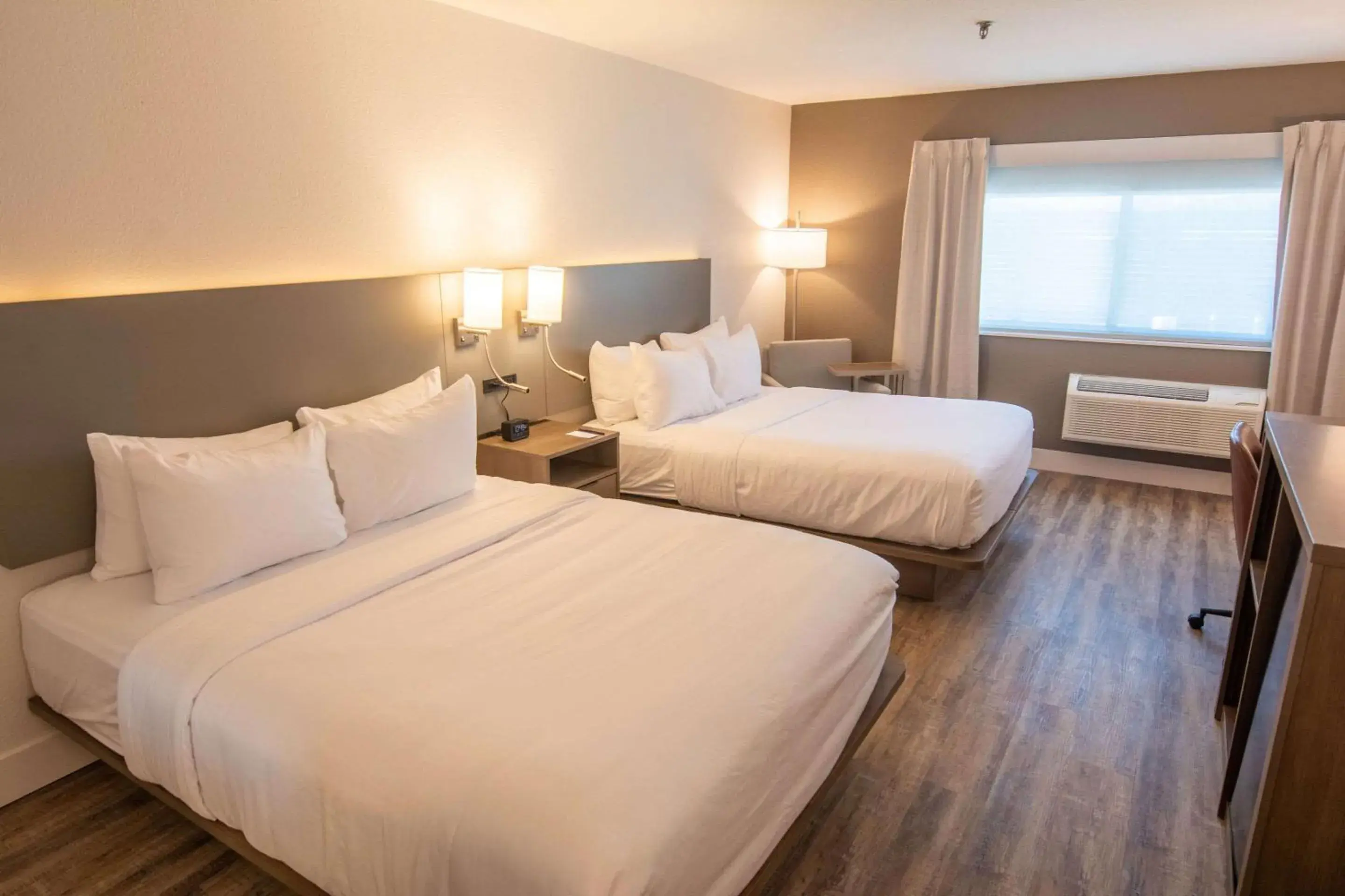 Bedroom, Bed in Comfort Inn Battle Mountain - Midway Between Elko and Winnemucca Bedroom, Bed in Comfort Inn Battle Mountain - Midway Between Elko and Winnemucca