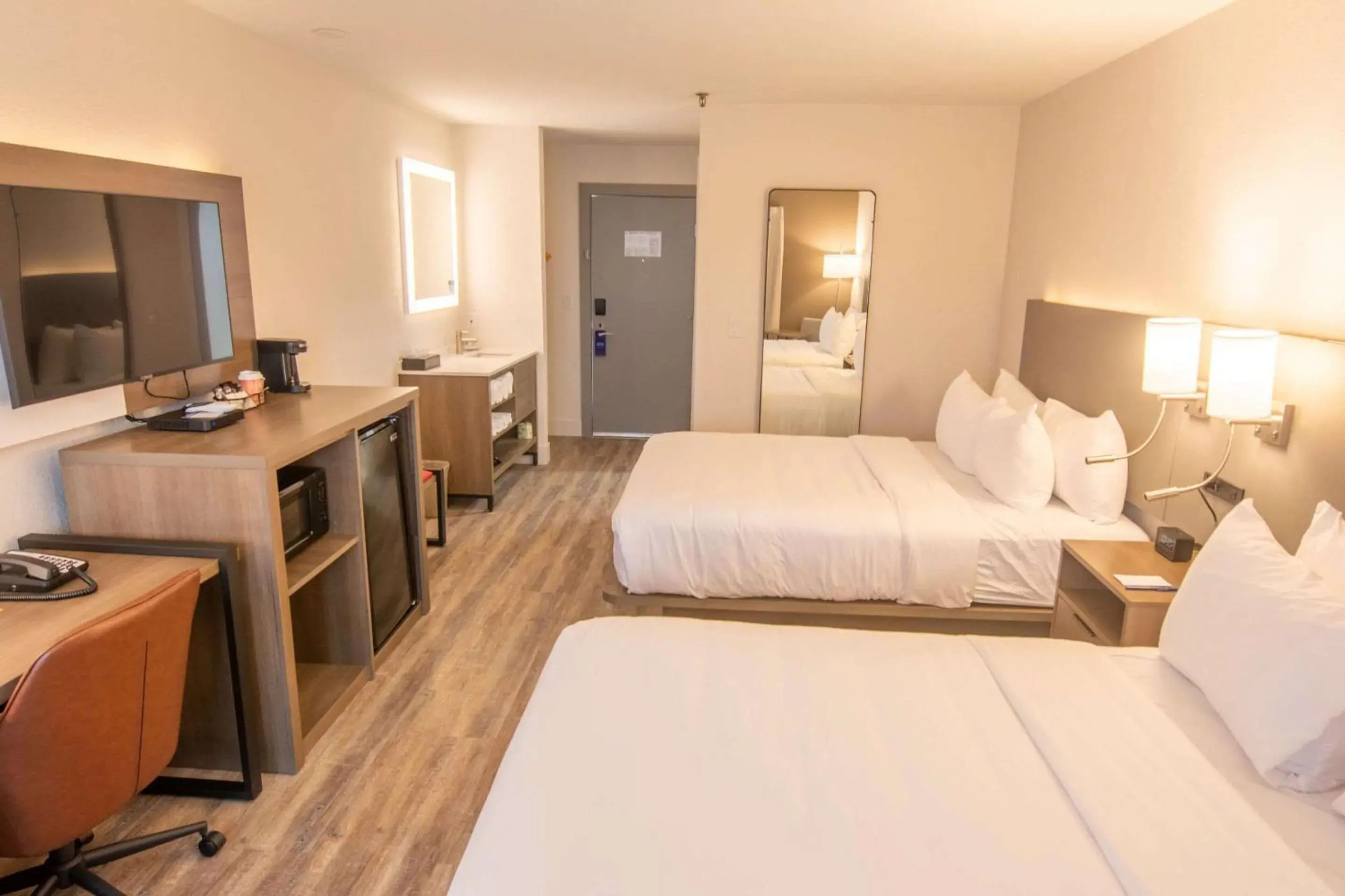 Bedroom, Bed in Comfort Inn Battle Mountain - Midway Between Elko and Winnemucca Bedroom, Bed in Comfort Inn Battle Mountain - Midway Between Elko and Winnemucca