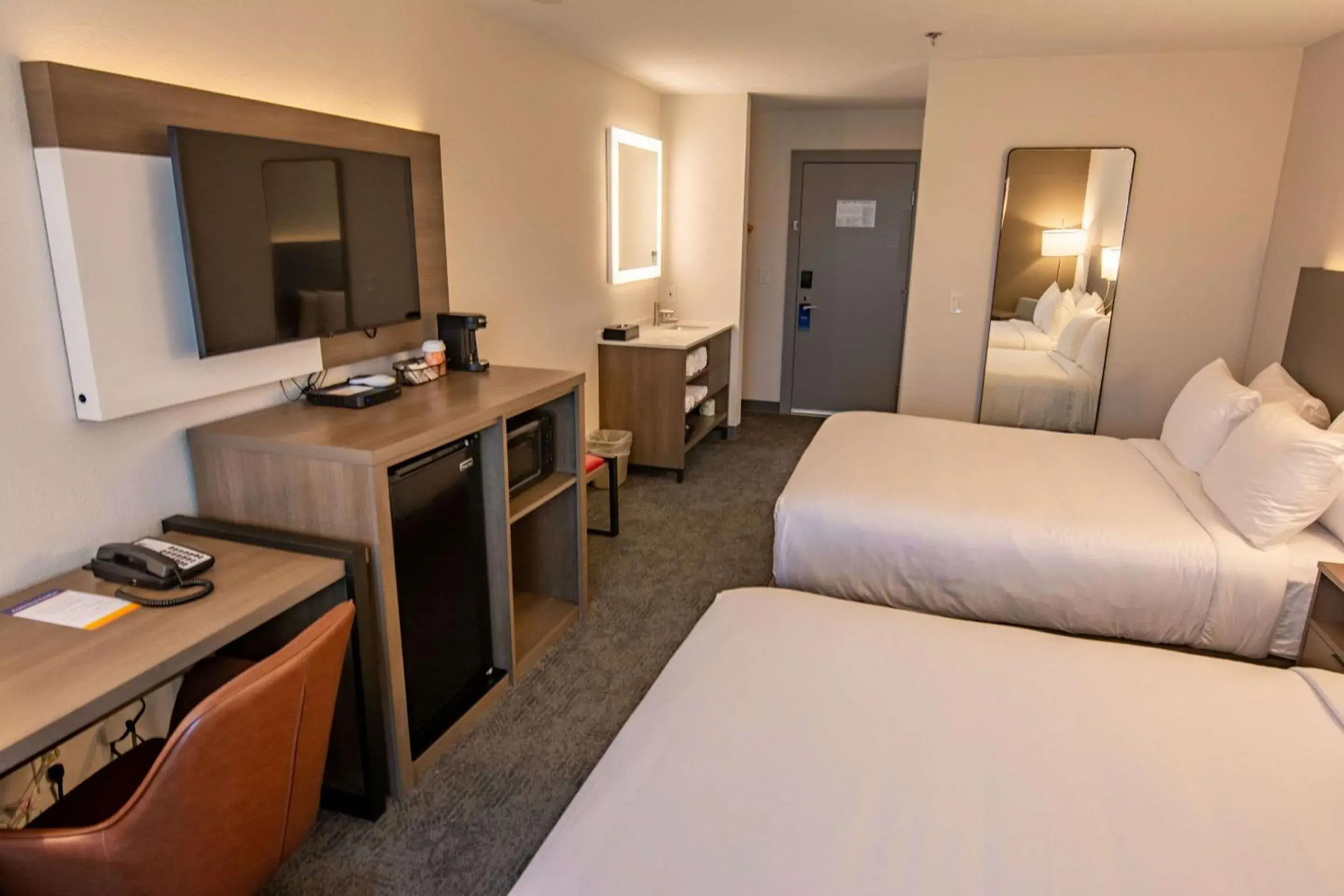 Bedroom, Bed in Comfort Inn Battle Mountain - Midway Between Elko and Winnemucca Bedroom, Bed in Comfort Inn Battle Mountain - Midway Between Elko and Winnemucca