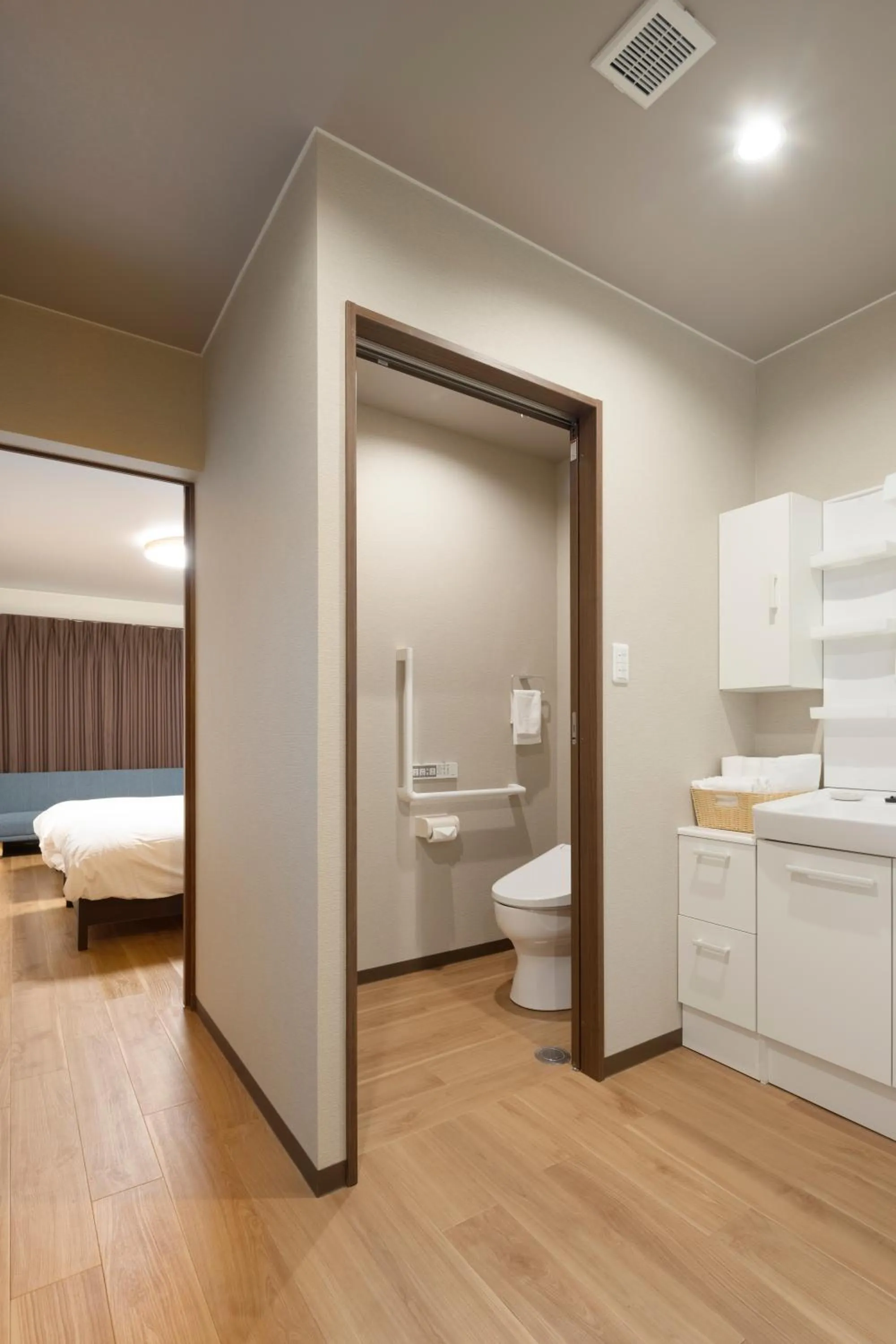Toilet, Bed in Guest House Goettingen