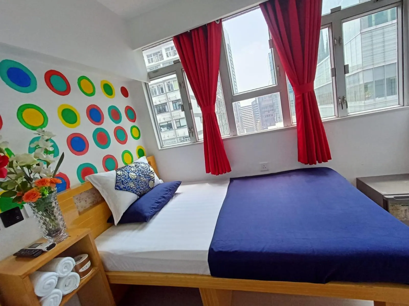 Shower, Bed in Manila Lounge