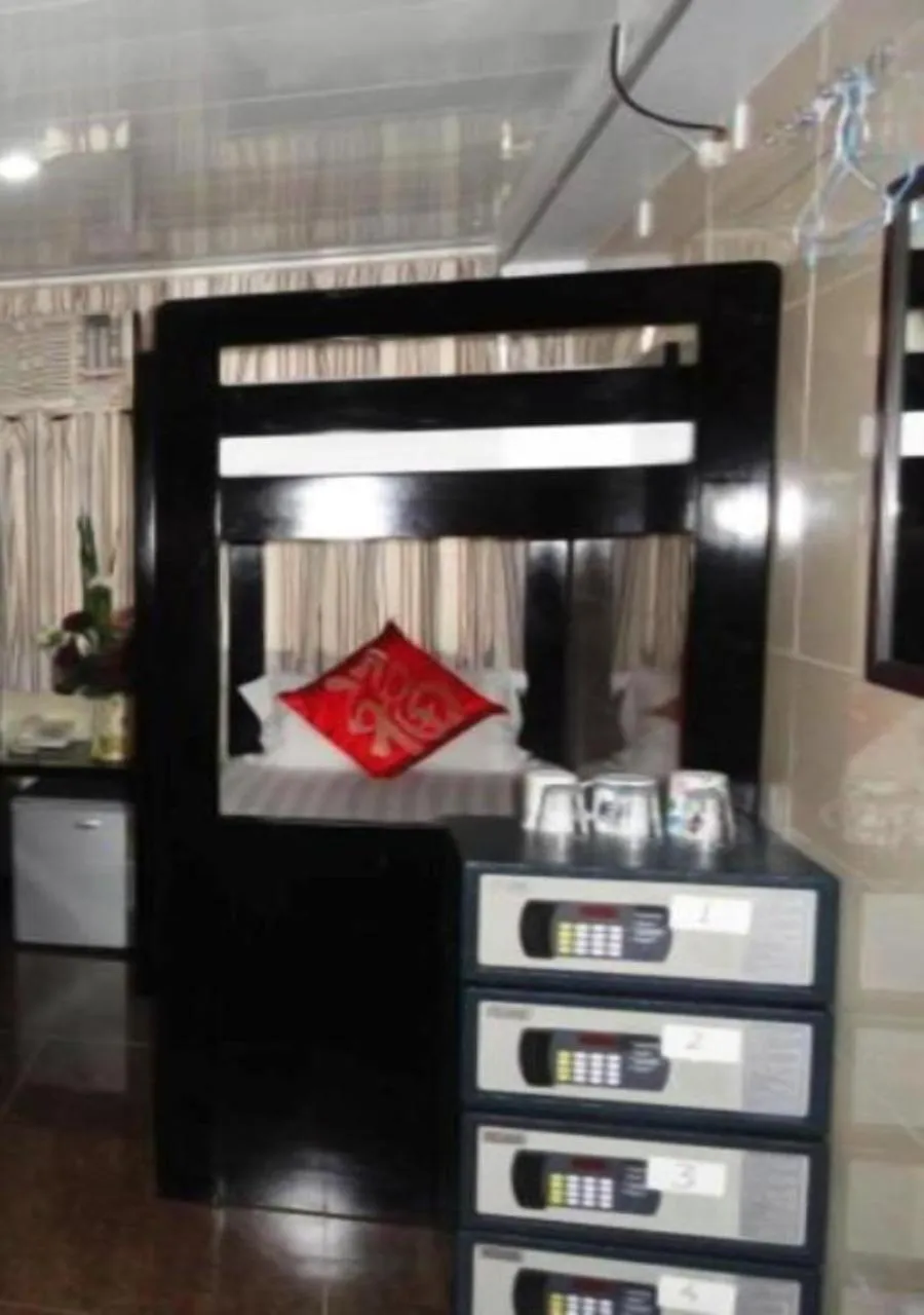 Photo of the whole room, Bed in Manila Lounge