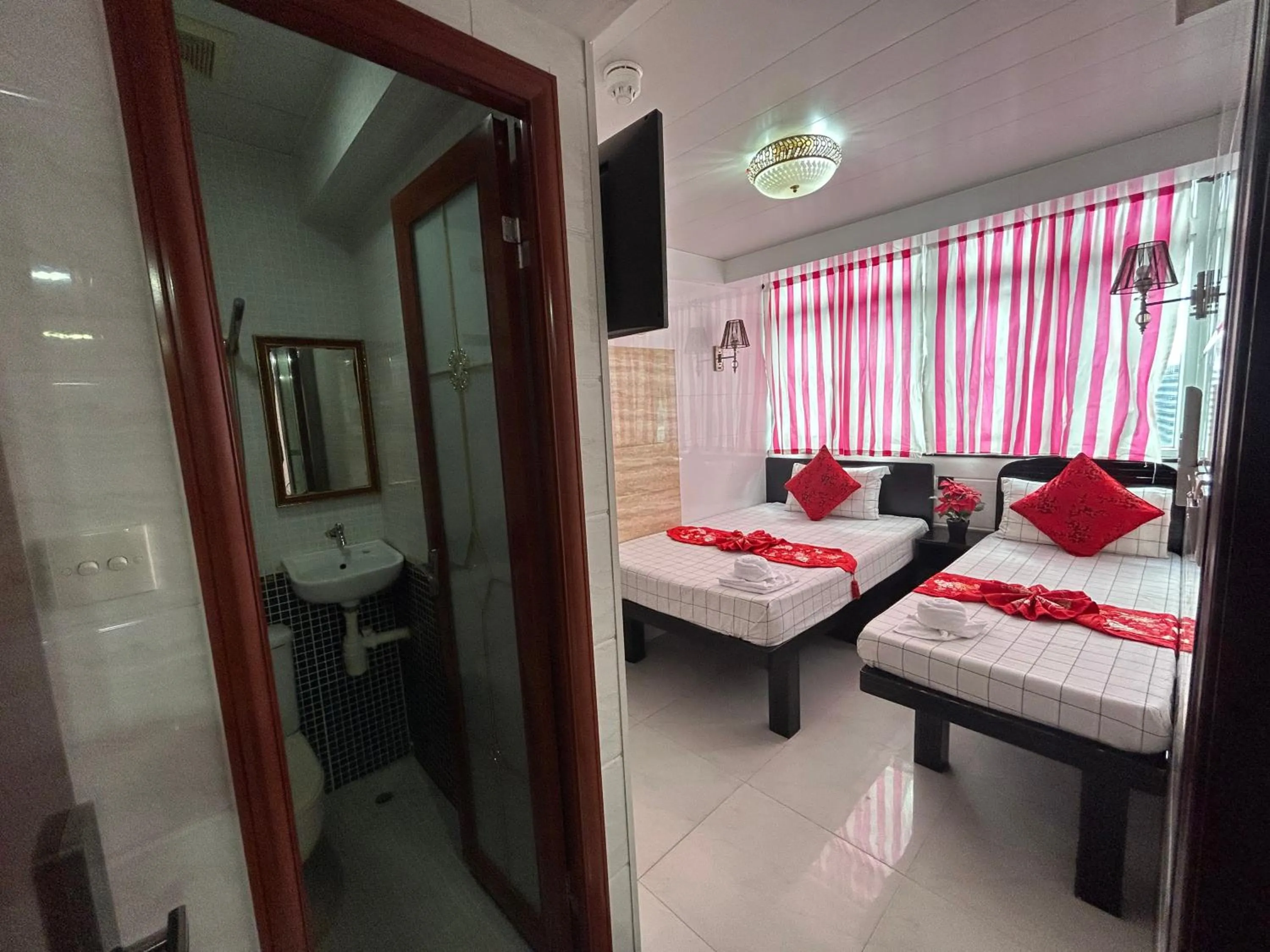 Photo of the whole room, Bed in Manila Lounge