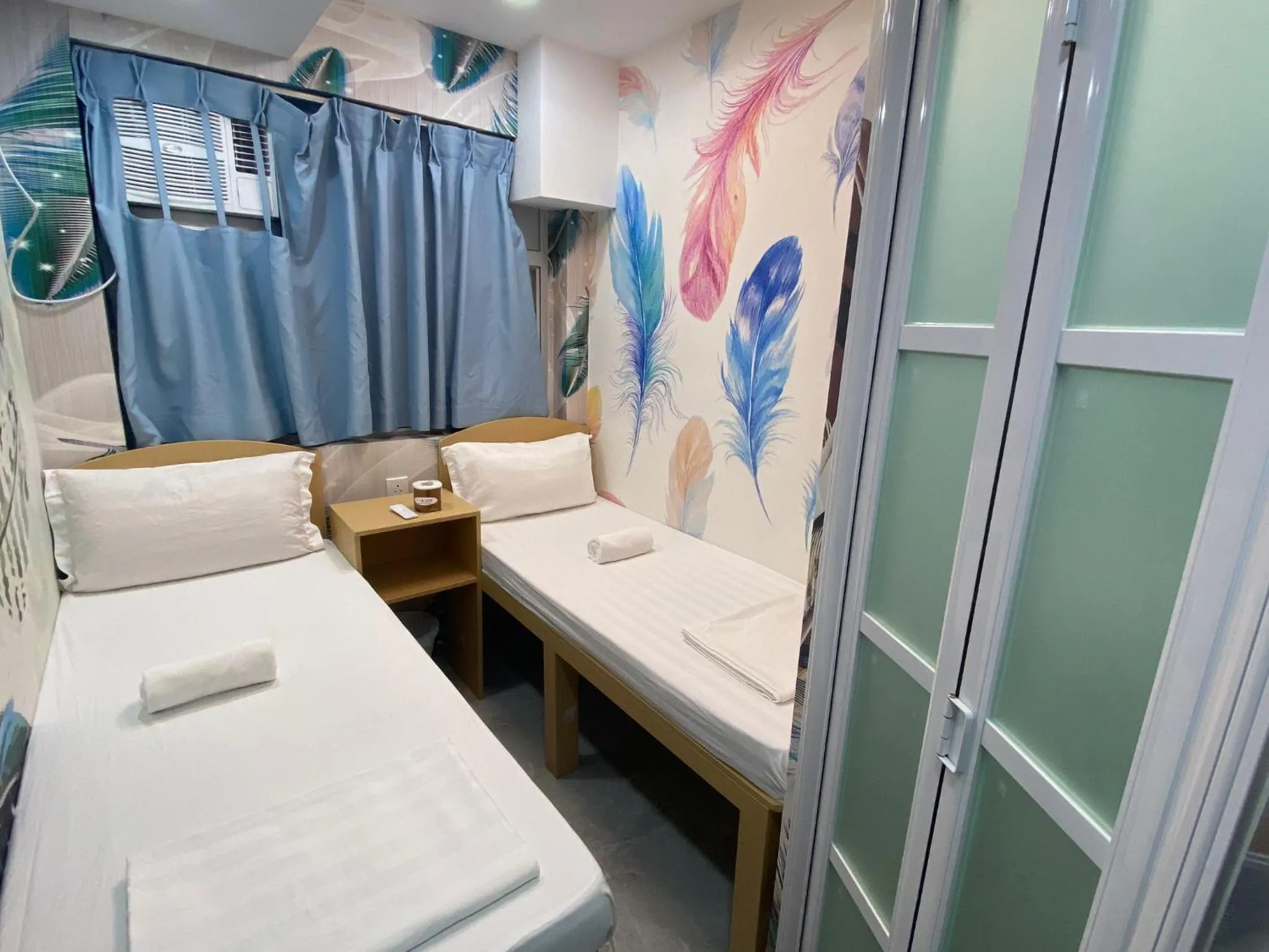 Bathroom, Bed in Manila Lounge