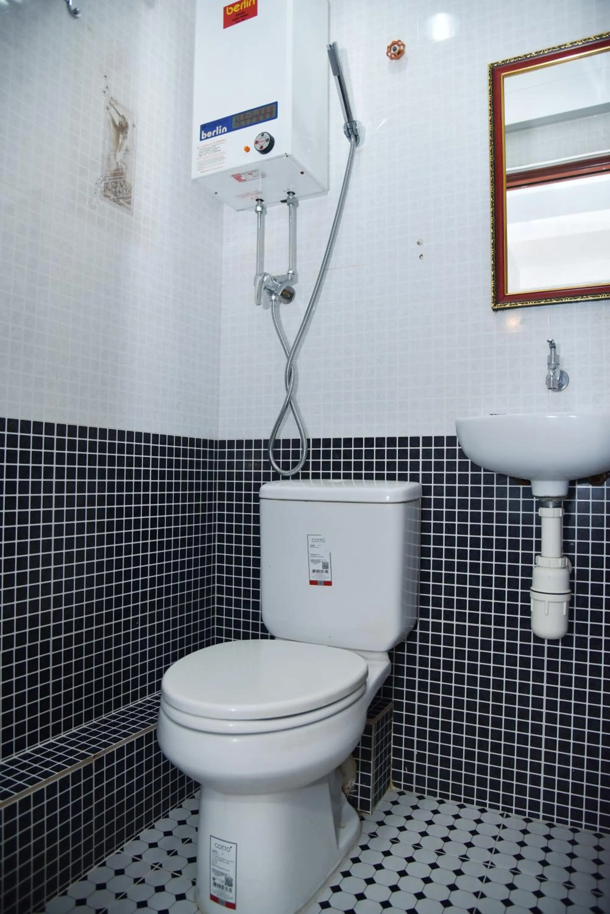 Shower in Manila Lounge