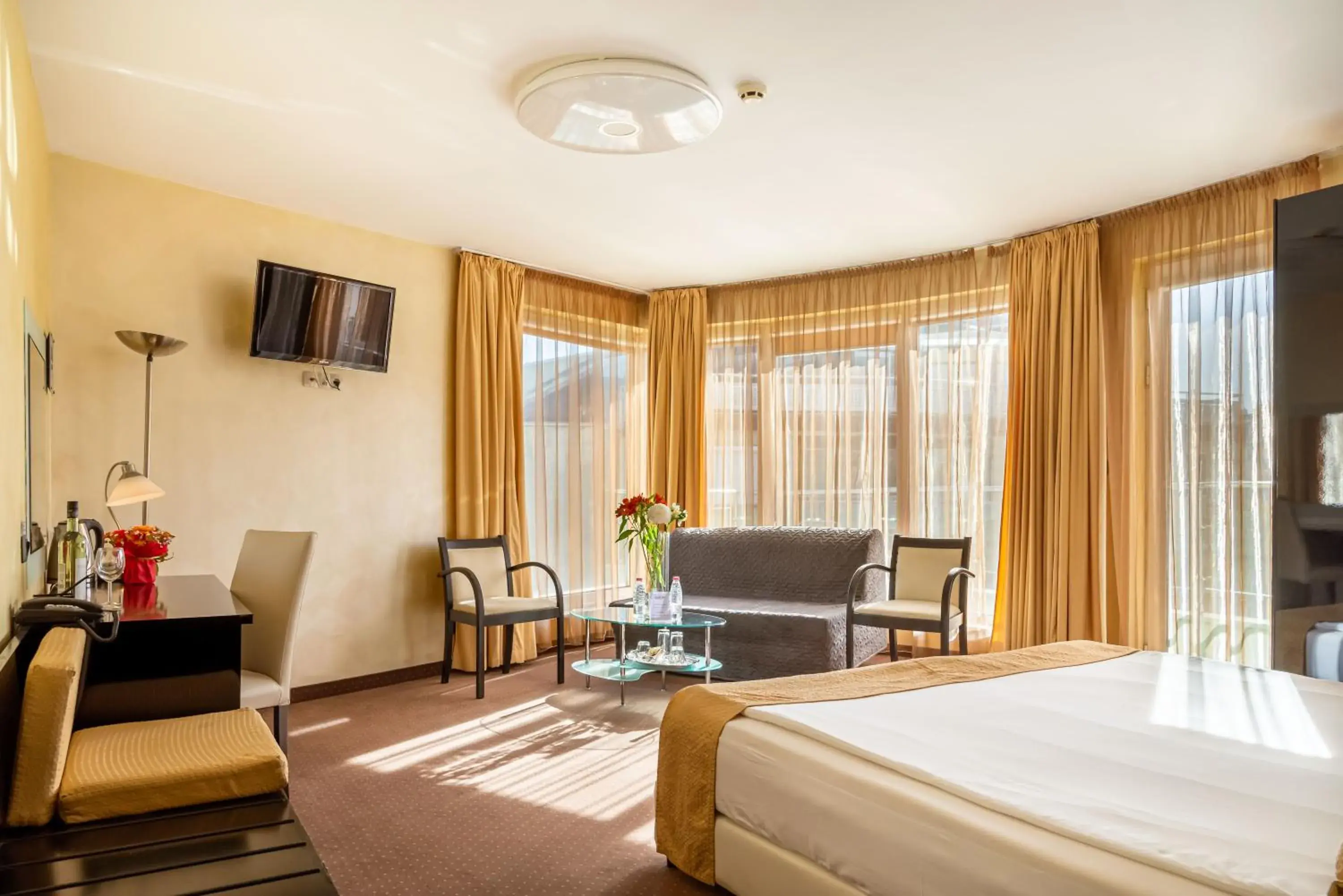 Photo of the whole room, Bed in Europe Hotel Photo of the whole room, Bed in Europe Hotel