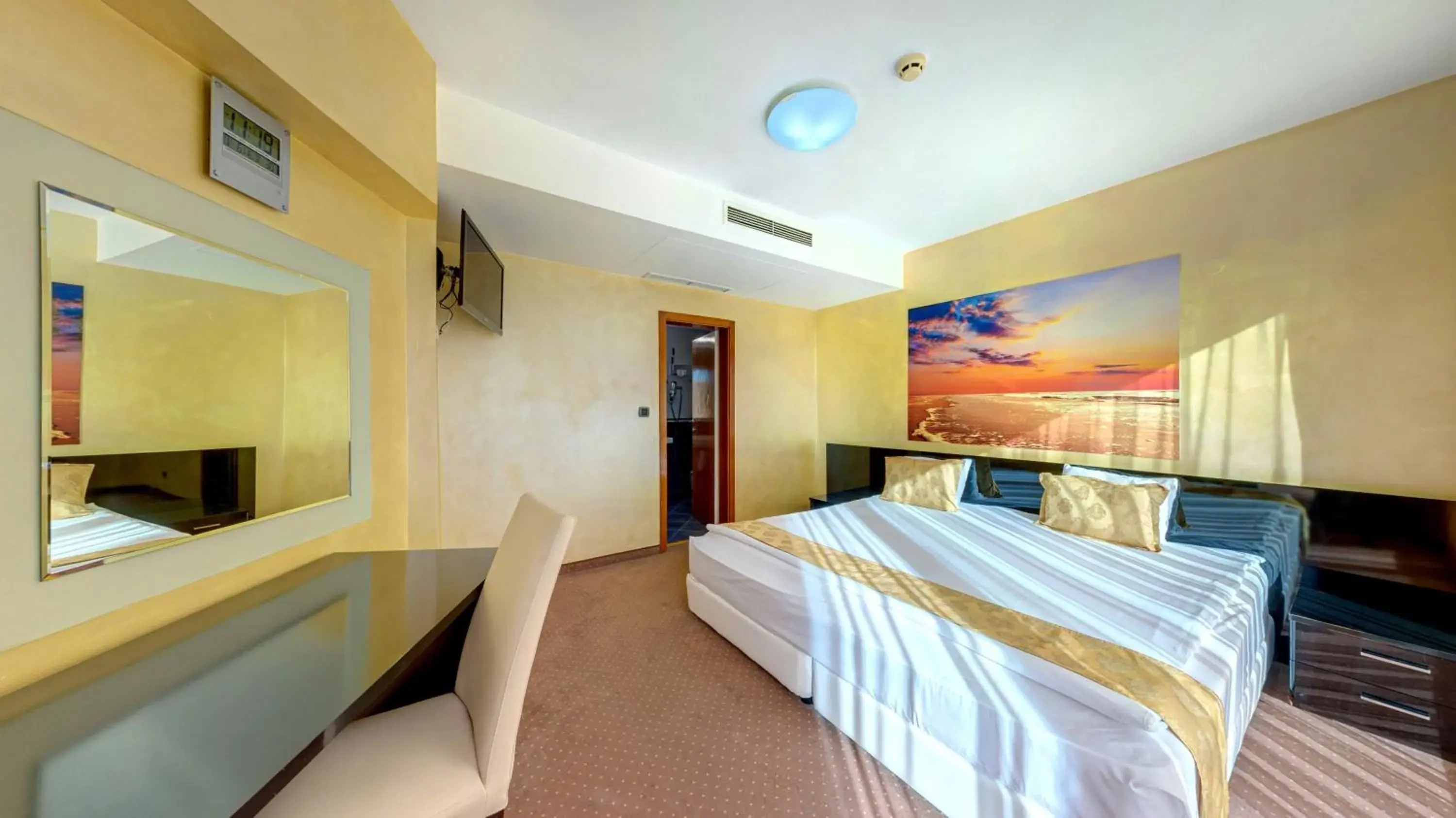 Photo of the whole room, Bed in Europe Hotel Photo of the whole room, Bed in Europe Hotel