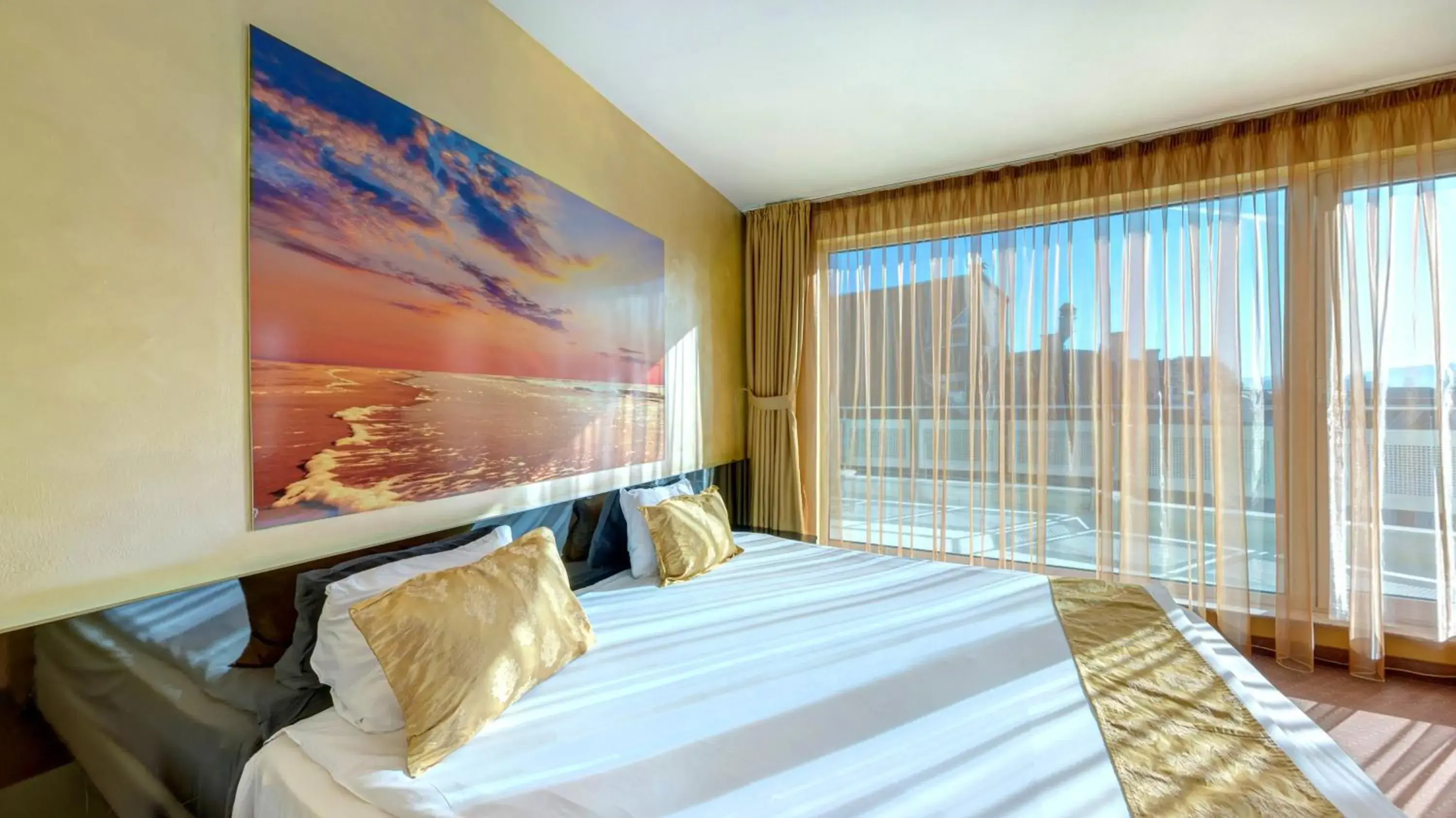 Photo of the whole room, Bed in Europe Hotel Photo of the whole room, Bed in Europe Hotel