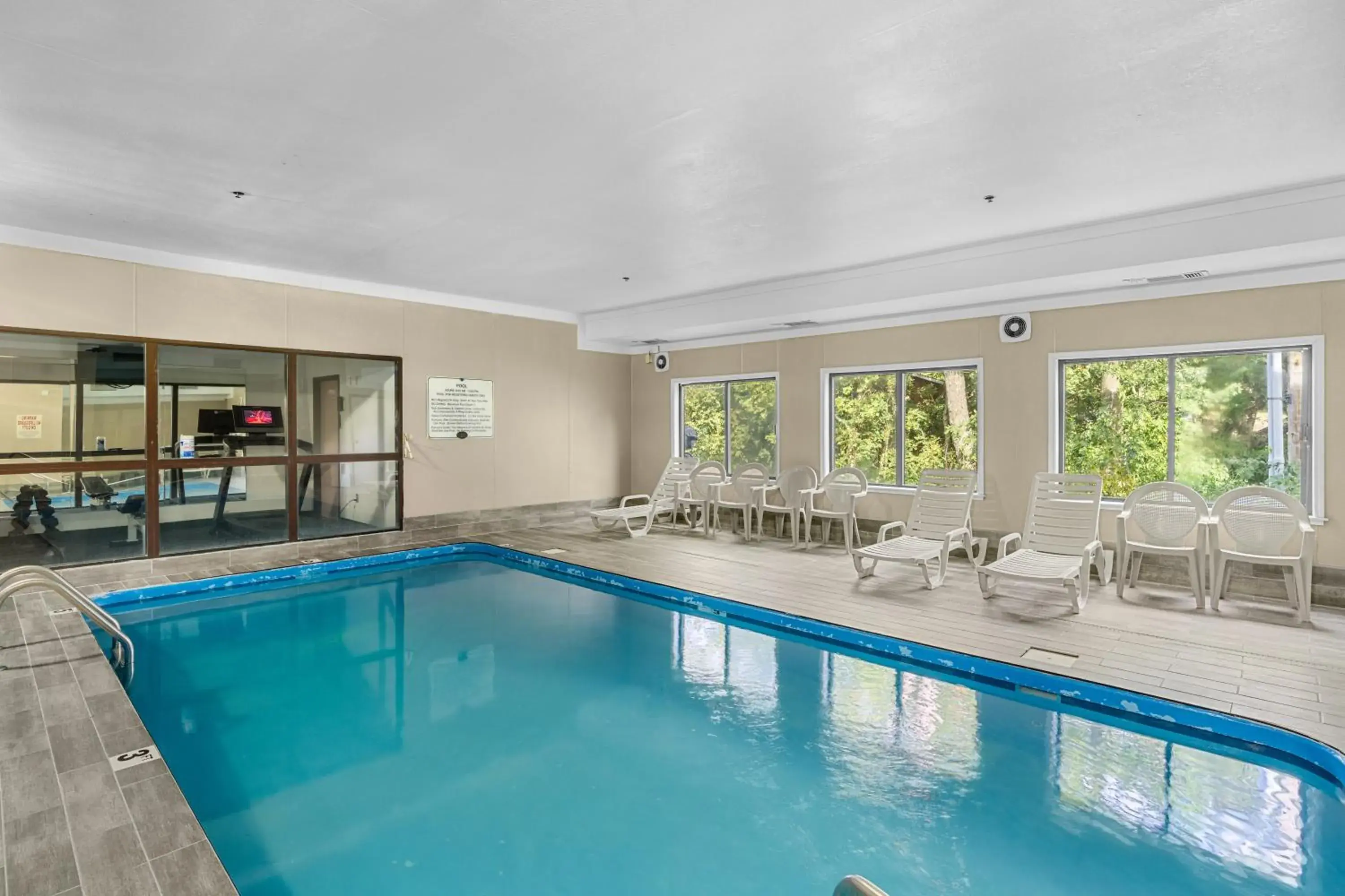 Swimming pool in Baymont by Wyndham Lawrence Swimming pool in Baymont by Wyndham Lawrence