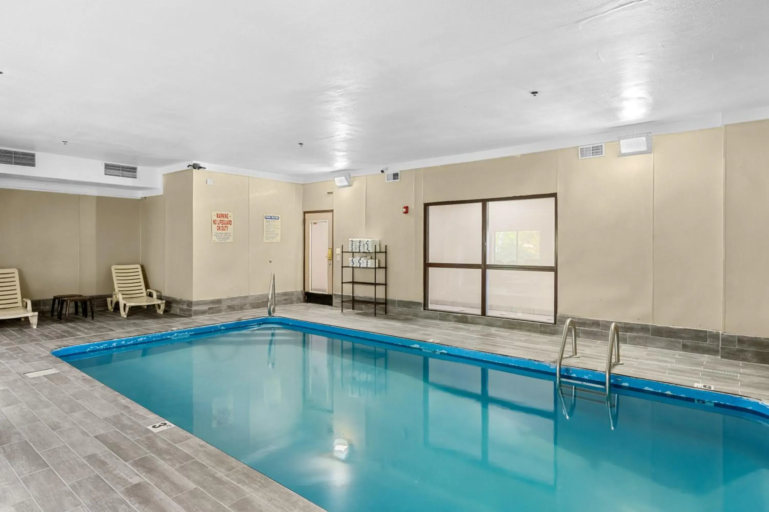 Swimming pool in Baymont by Wyndham Lawrence Swimming pool in Baymont by Wyndham Lawrence