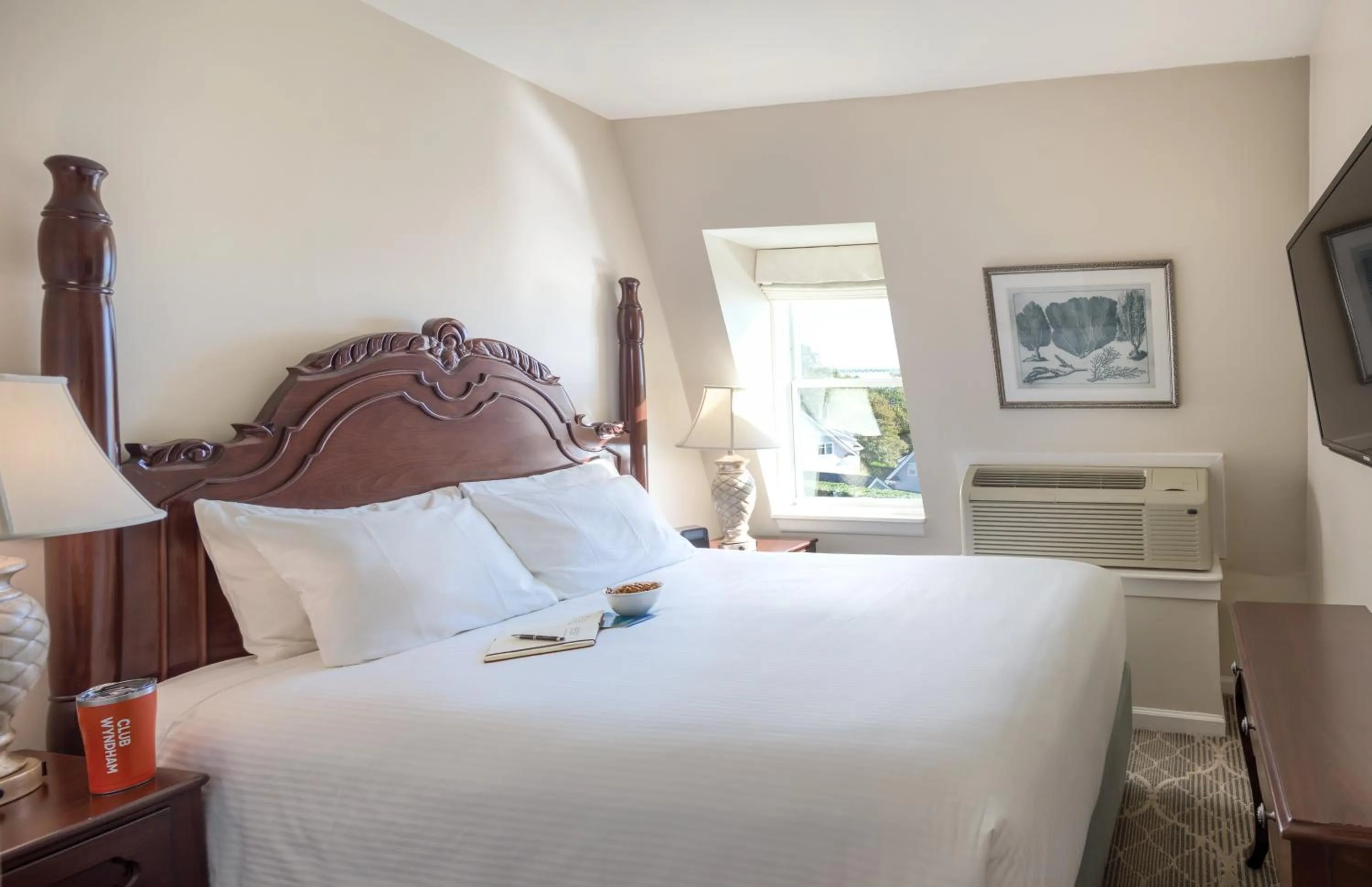 Photo of the whole room, Bed in Club Wyndham Bay Voyage Inn