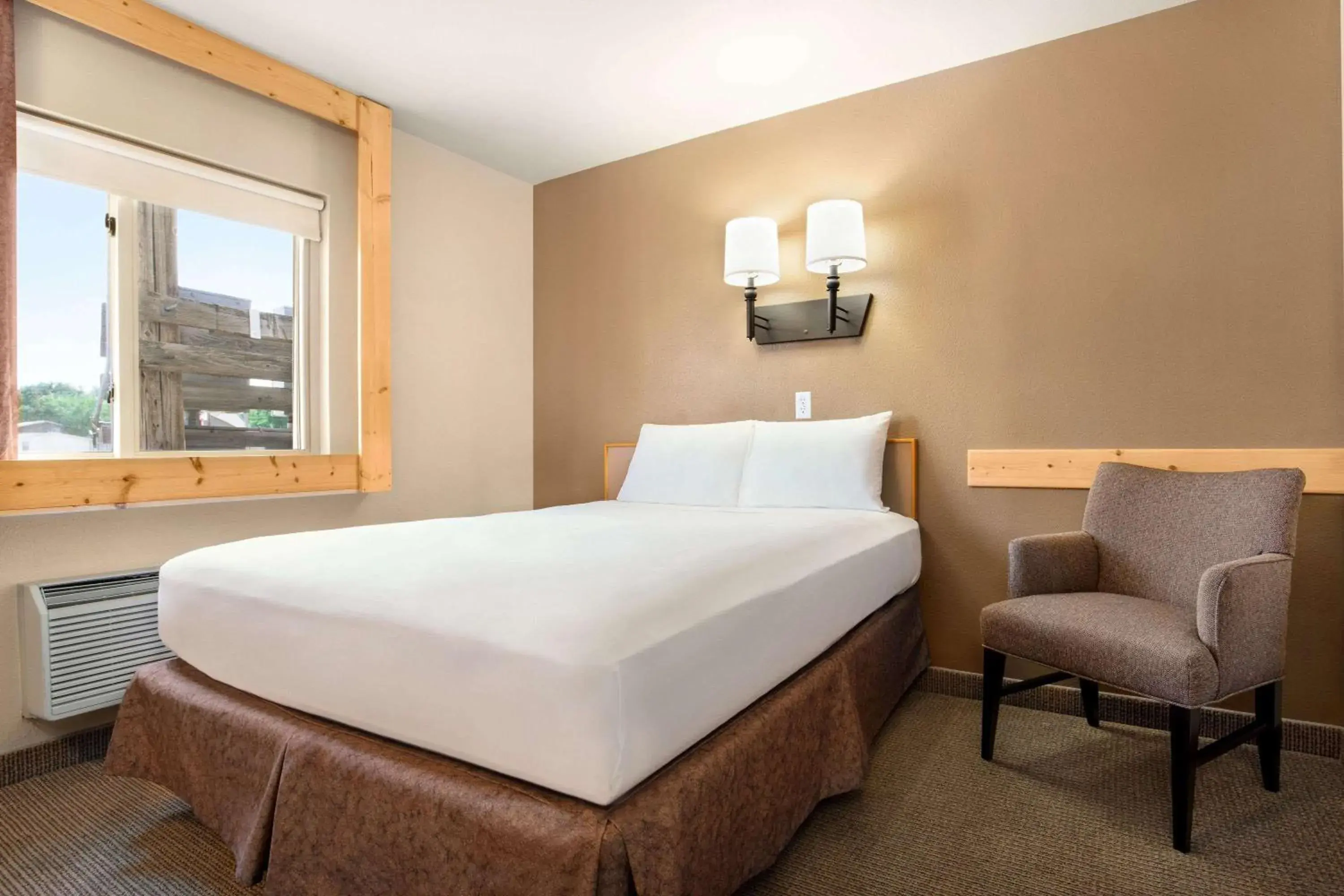 Photo of the whole room, Bed in Travelodge by Wyndham Guernsey Photo of the whole room, Bed in Travelodge by Wyndham Guernsey