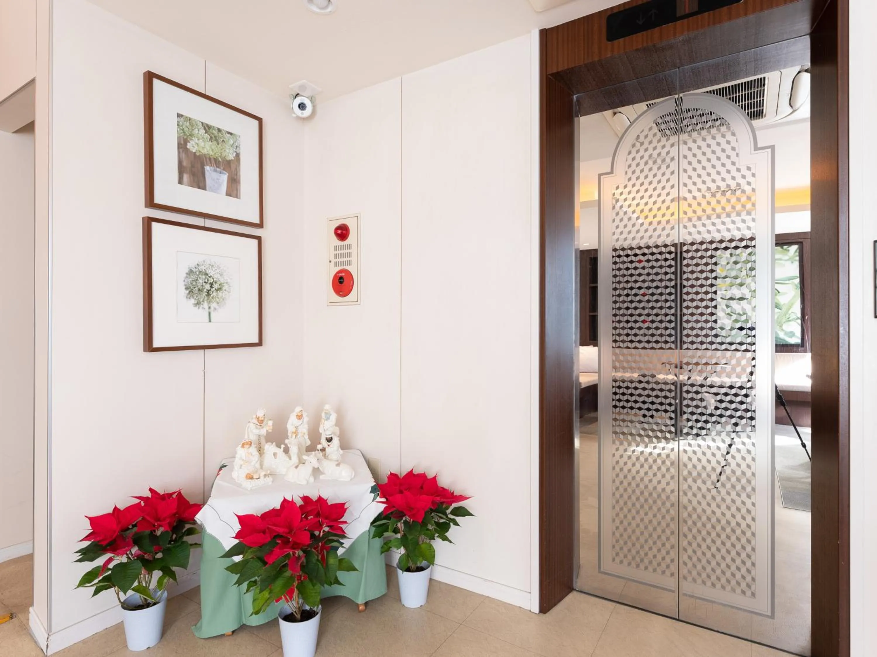 elevator in Chang Tee Hotel Ikebukuro