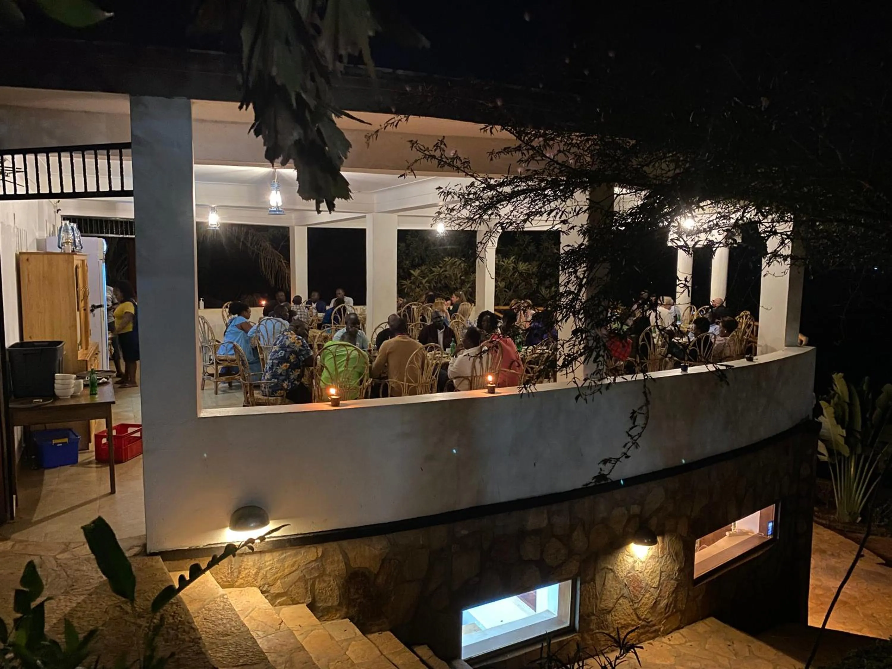 Restaurant/places to eat in Banda Lodge