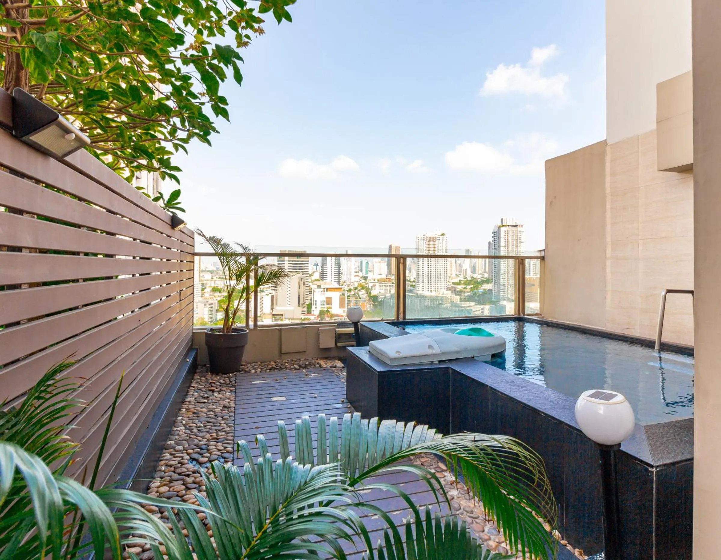 Swimming pool in Jasmine Resort Bangkok