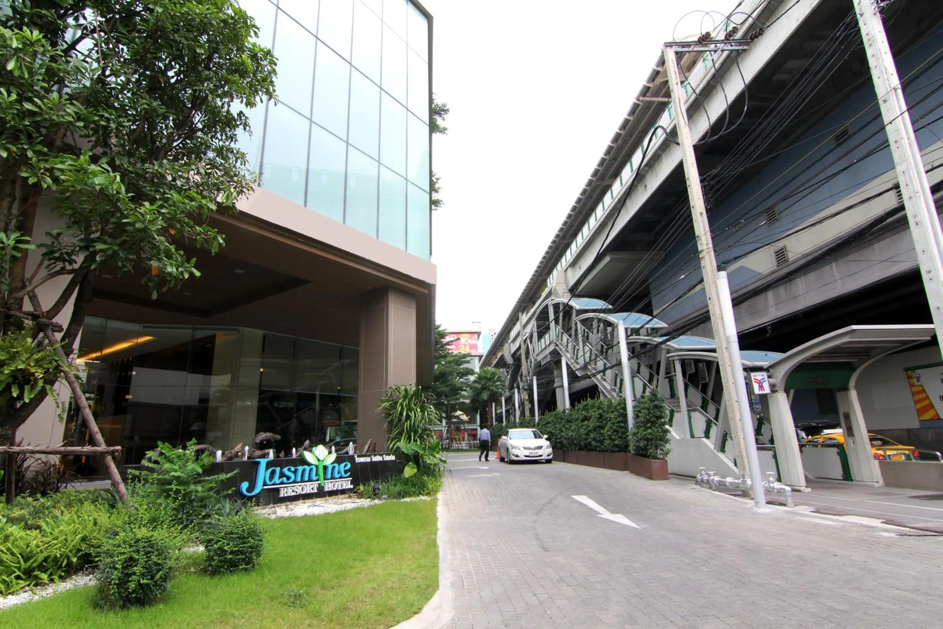 Property building in Jasmine Resort Bangkok