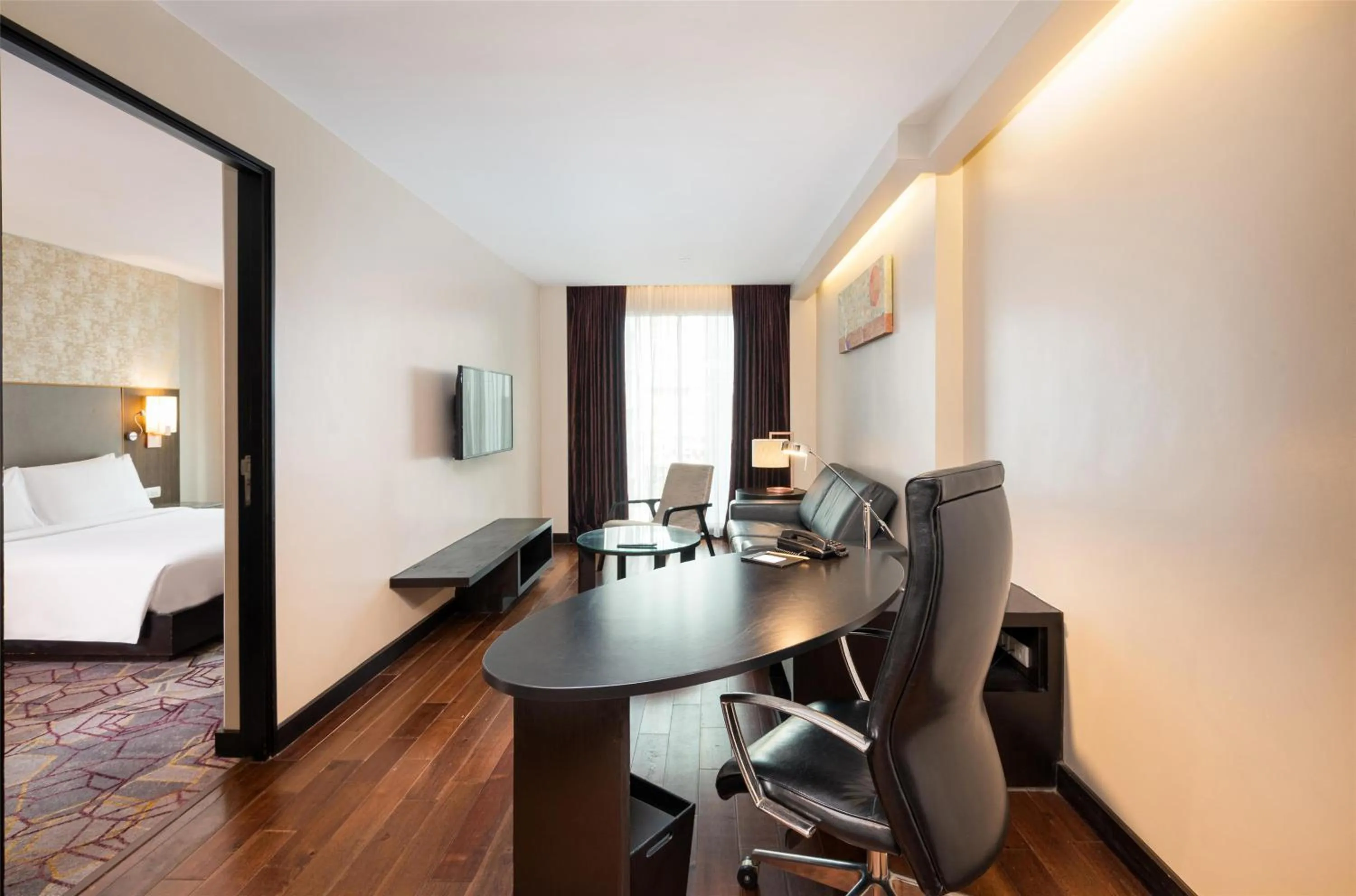 Photo of the whole room, Bed in Radisson Suites Bangkok Sukhumvit