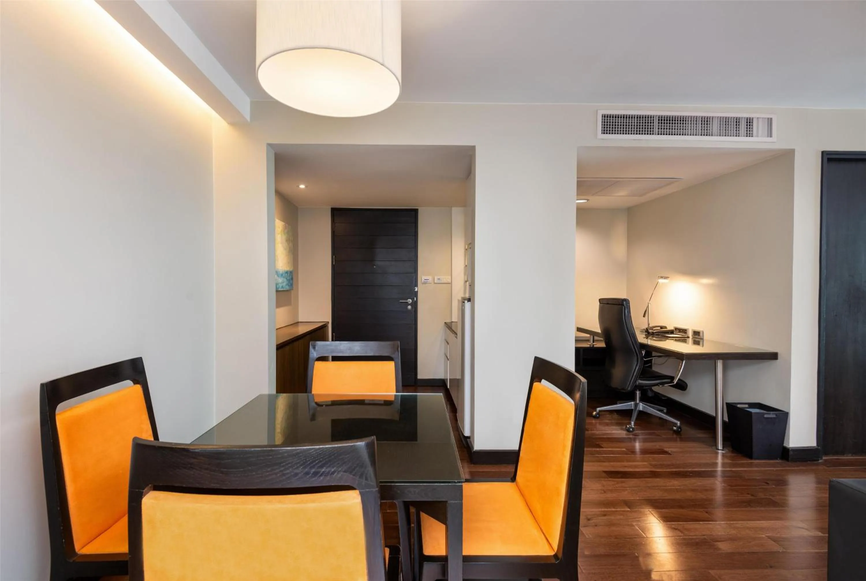 Photo of the whole room in Radisson Suites Bangkok Sukhumvit