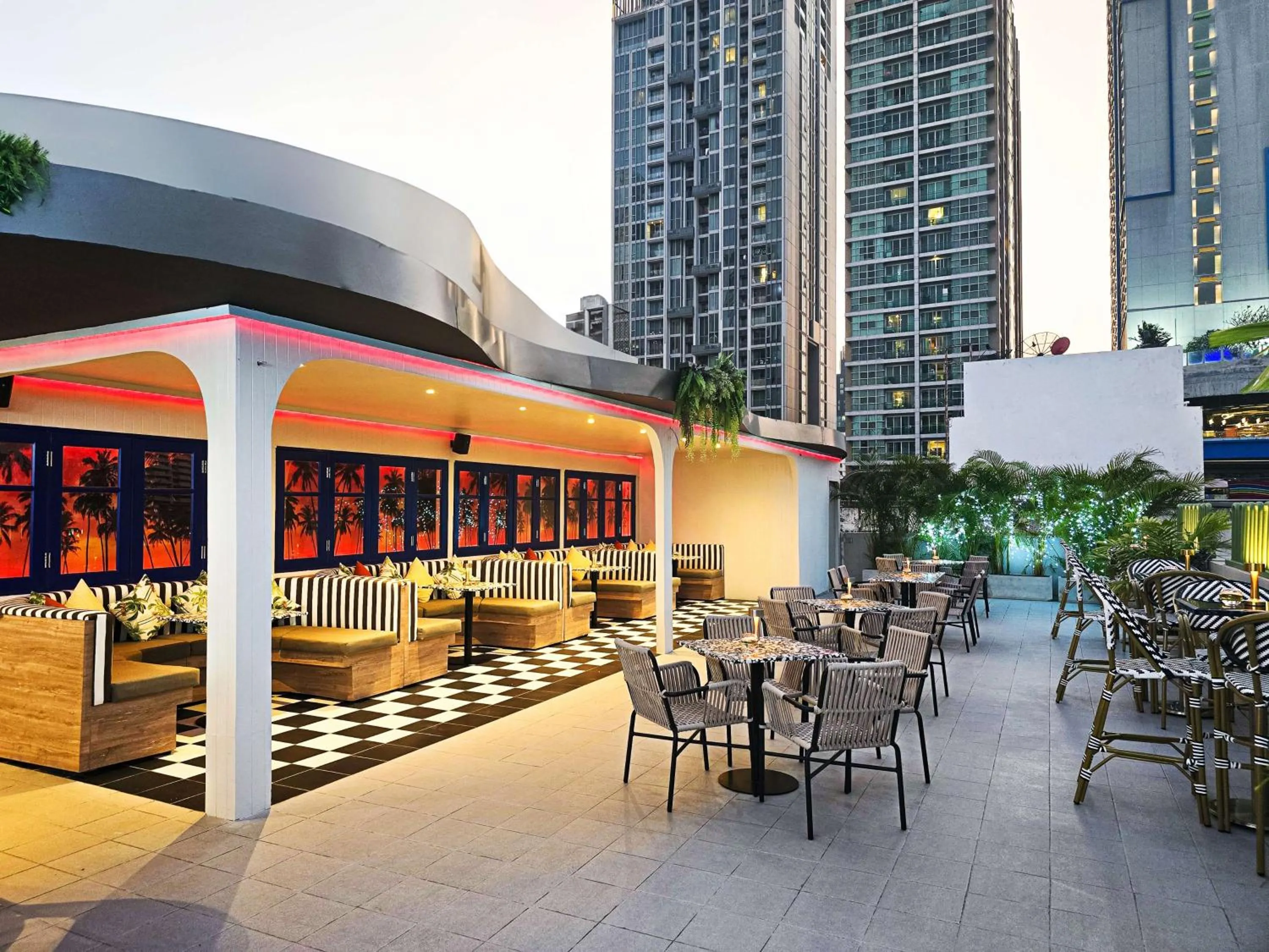 Lounge or bar in Radisson Suites Bangkok Sukhumvit