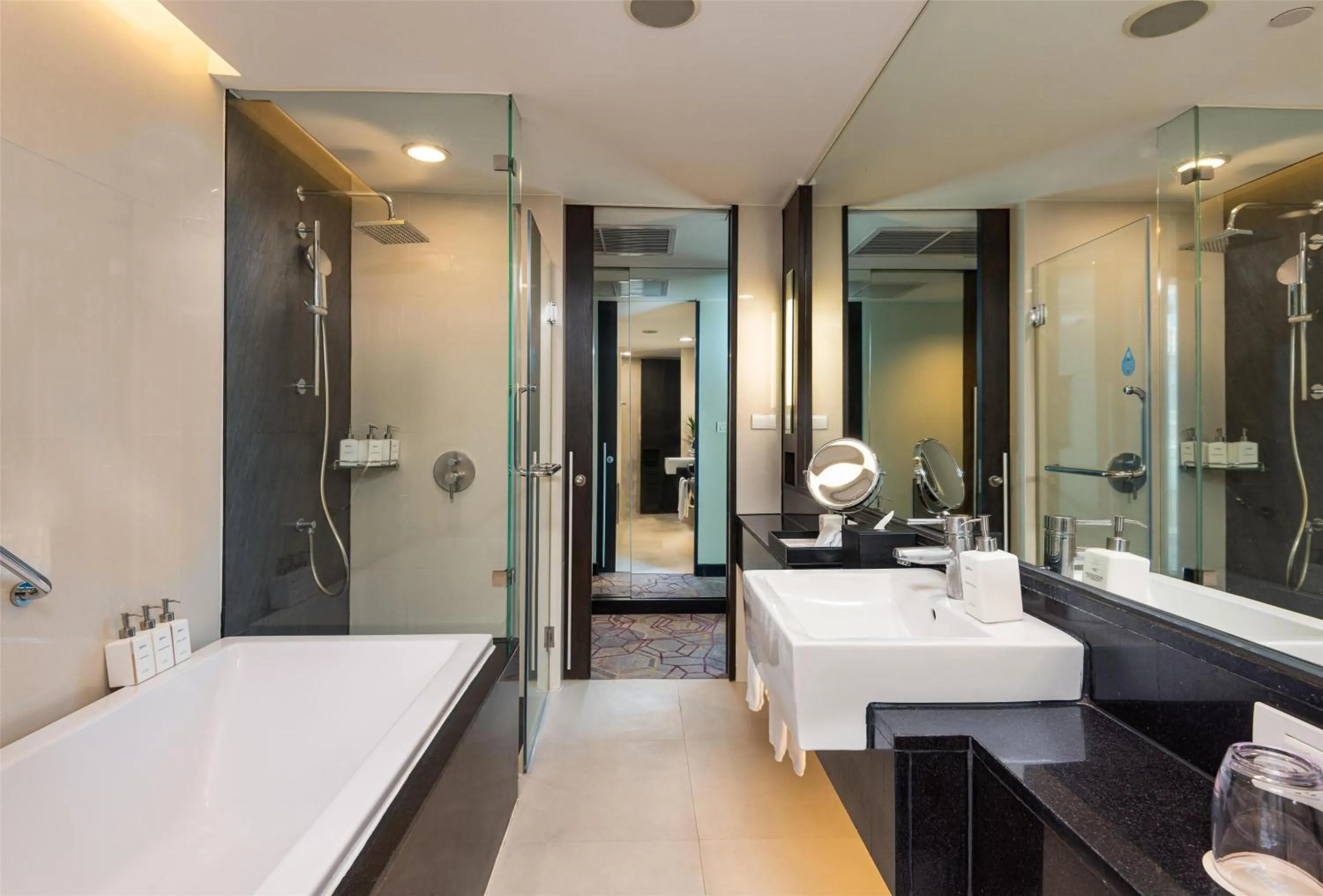 Bathroom, Bed in Radisson Suites Bangkok Sukhumvit