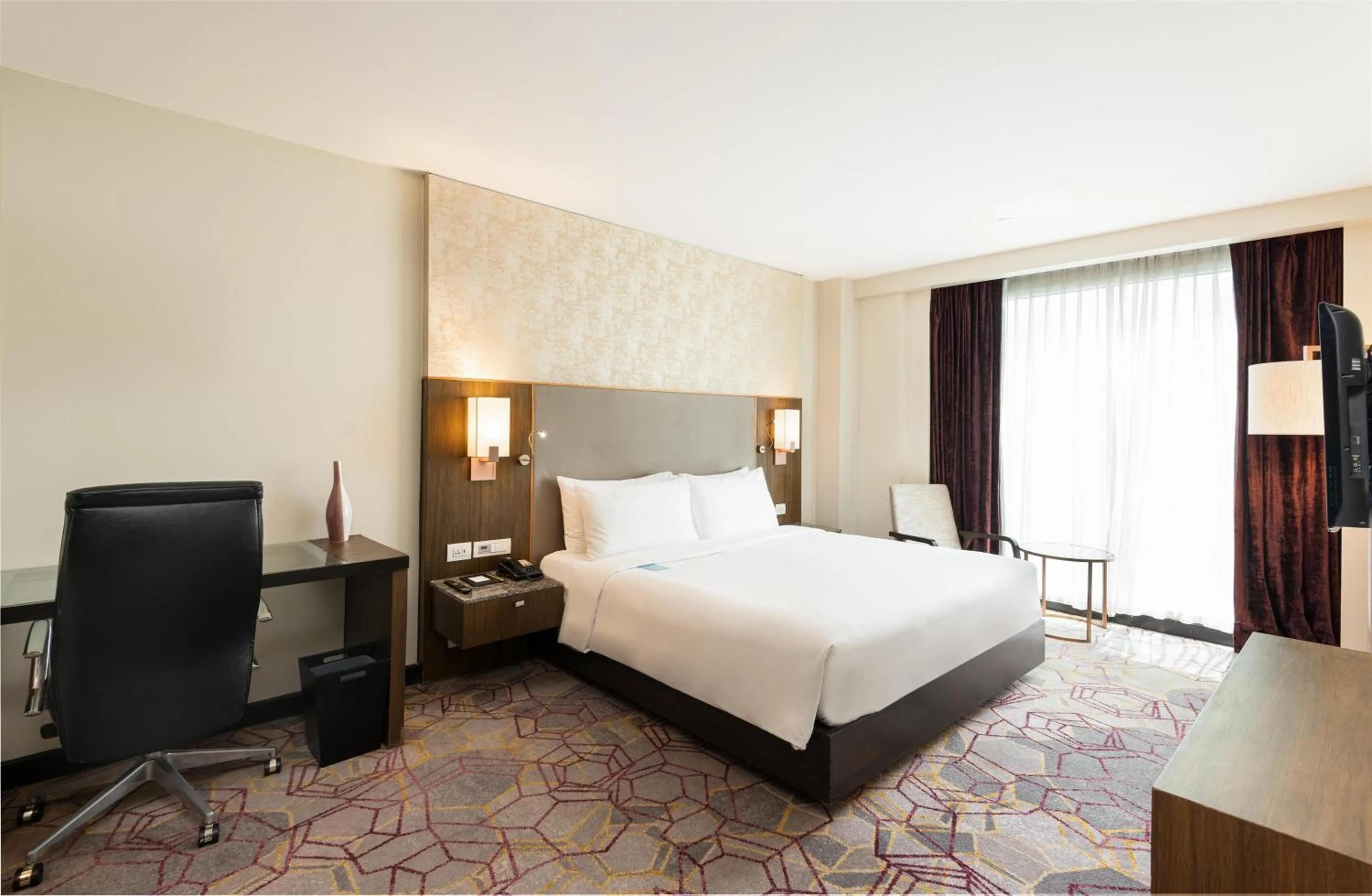 Photo of the whole room, Bed in Radisson Suites Bangkok Sukhumvit