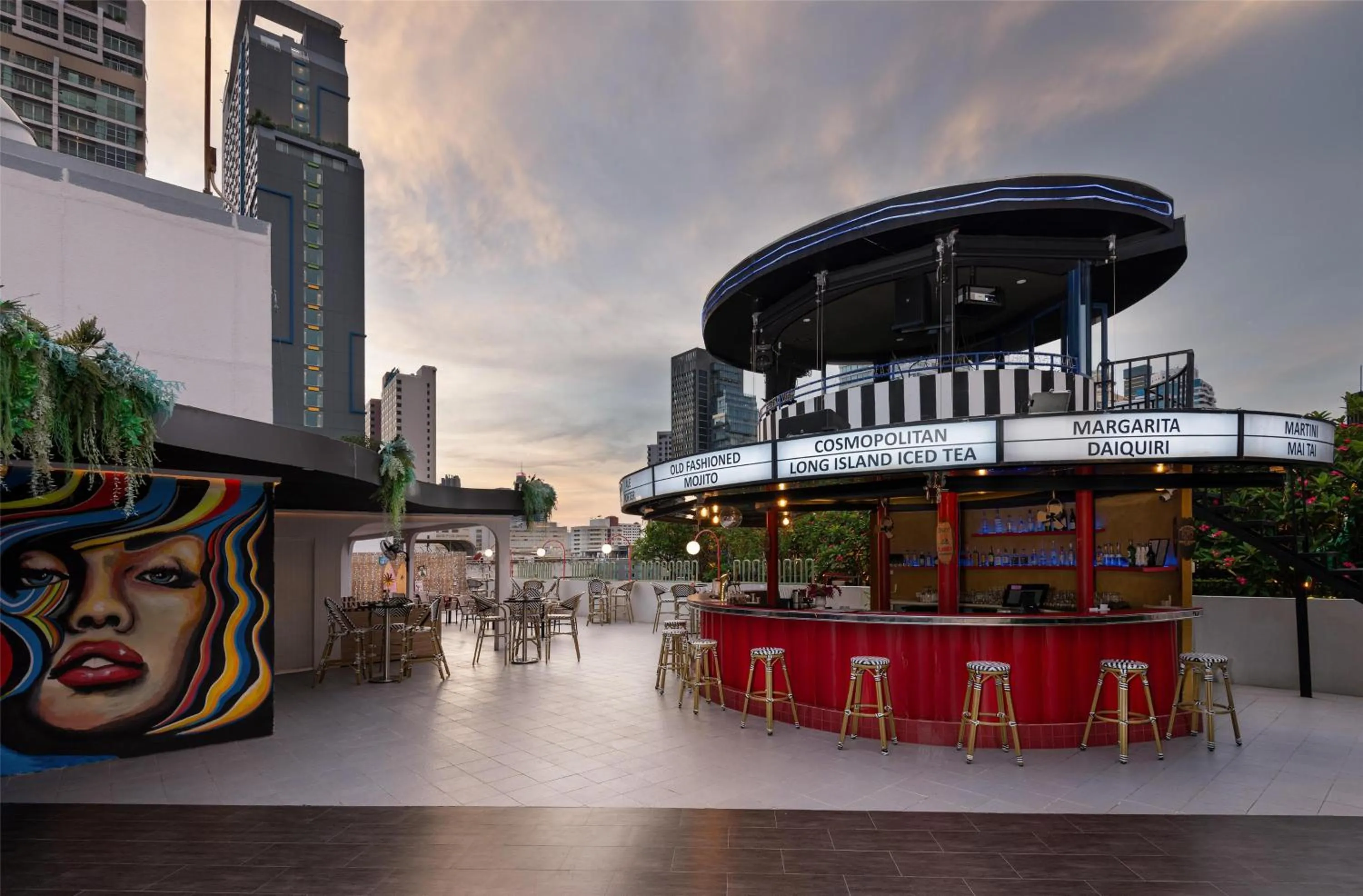 Lounge or bar in Radisson Suites Bangkok Sukhumvit