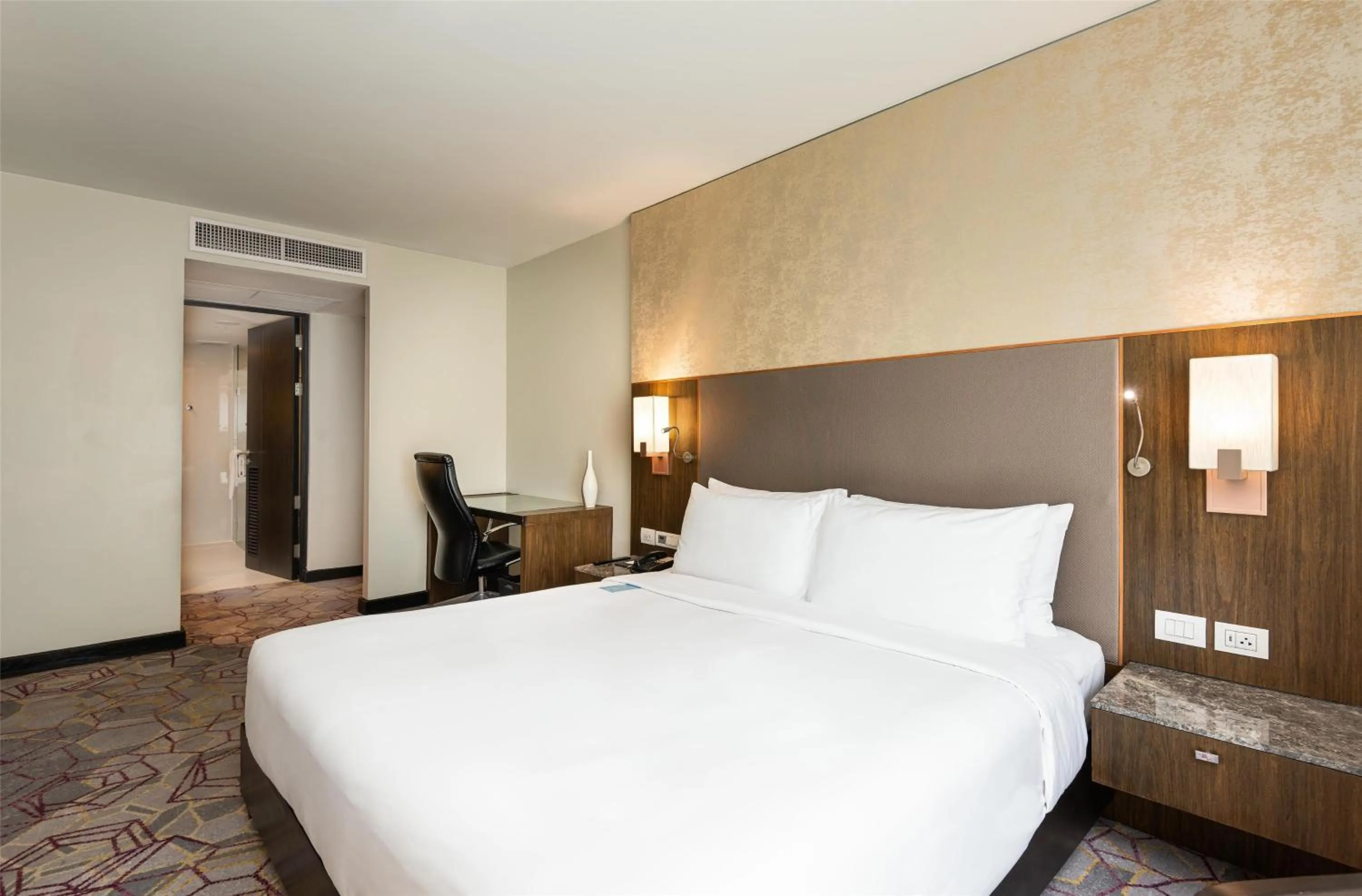 Photo of the whole room, Bed in Radisson Suites Bangkok Sukhumvit