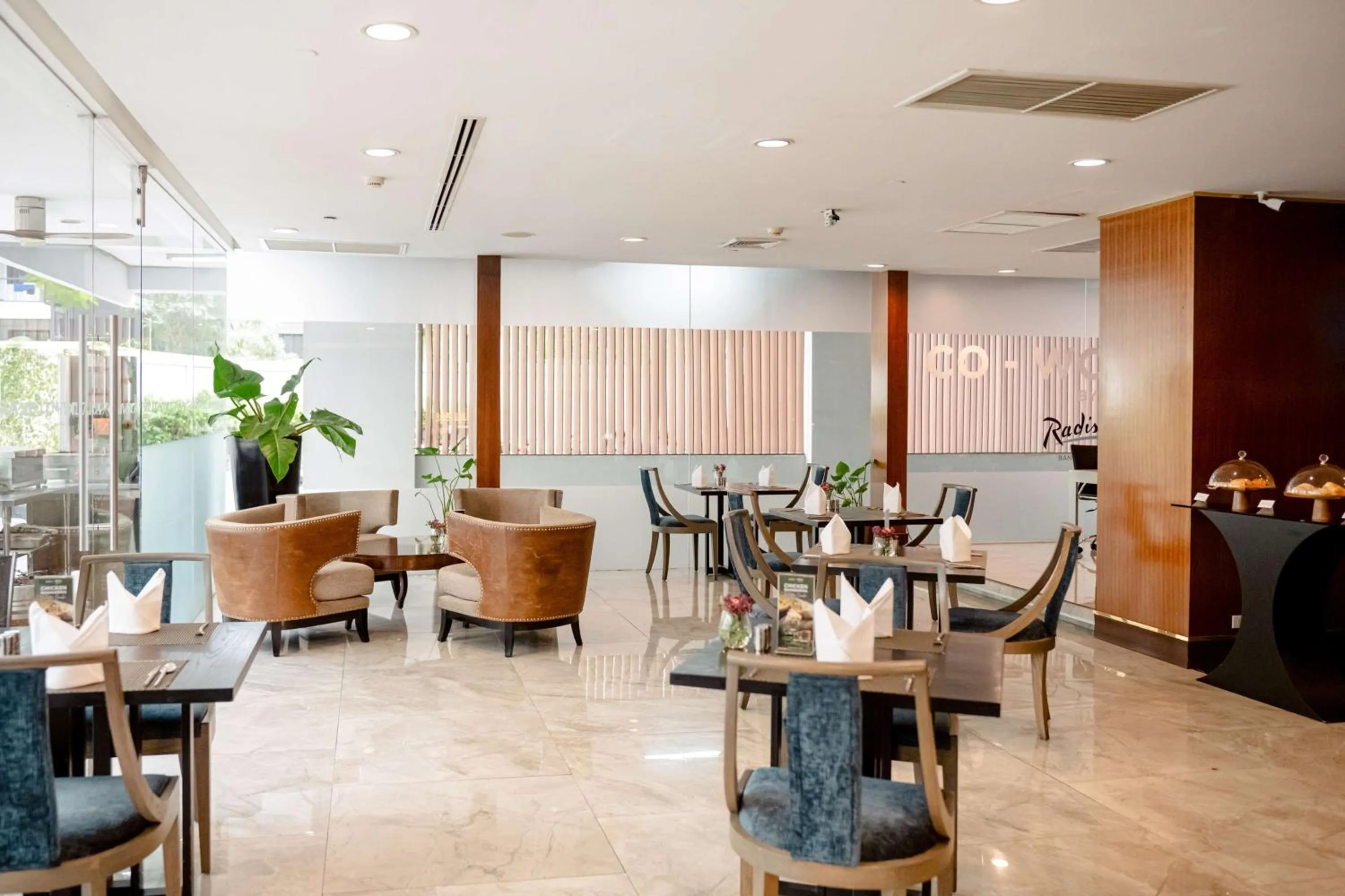 Lounge or bar in Radisson Suites Bangkok Sukhumvit