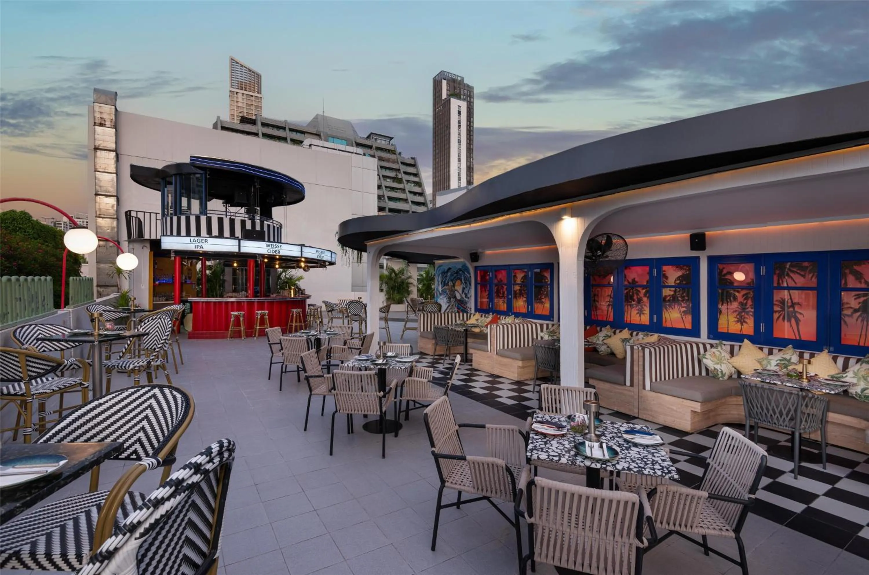 Lounge or bar in Radisson Suites Bangkok Sukhumvit