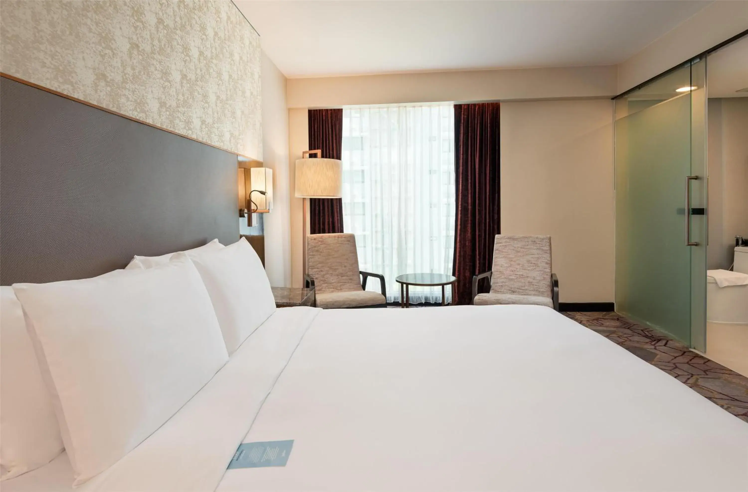 Bedroom, Bed in Radisson Suites Bangkok Sukhumvit Bedroom, Bed in Radisson Suites Bangkok Sukhumvit