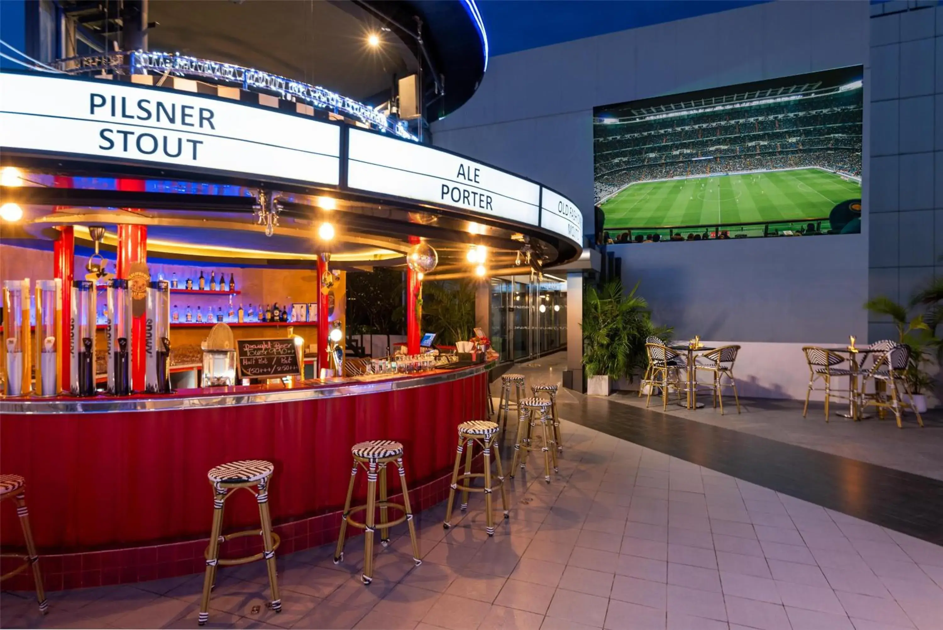 Lounge or bar in Radisson Suites Bangkok Sukhumvit Lounge or bar in Radisson Suites Bangkok Sukhumvit