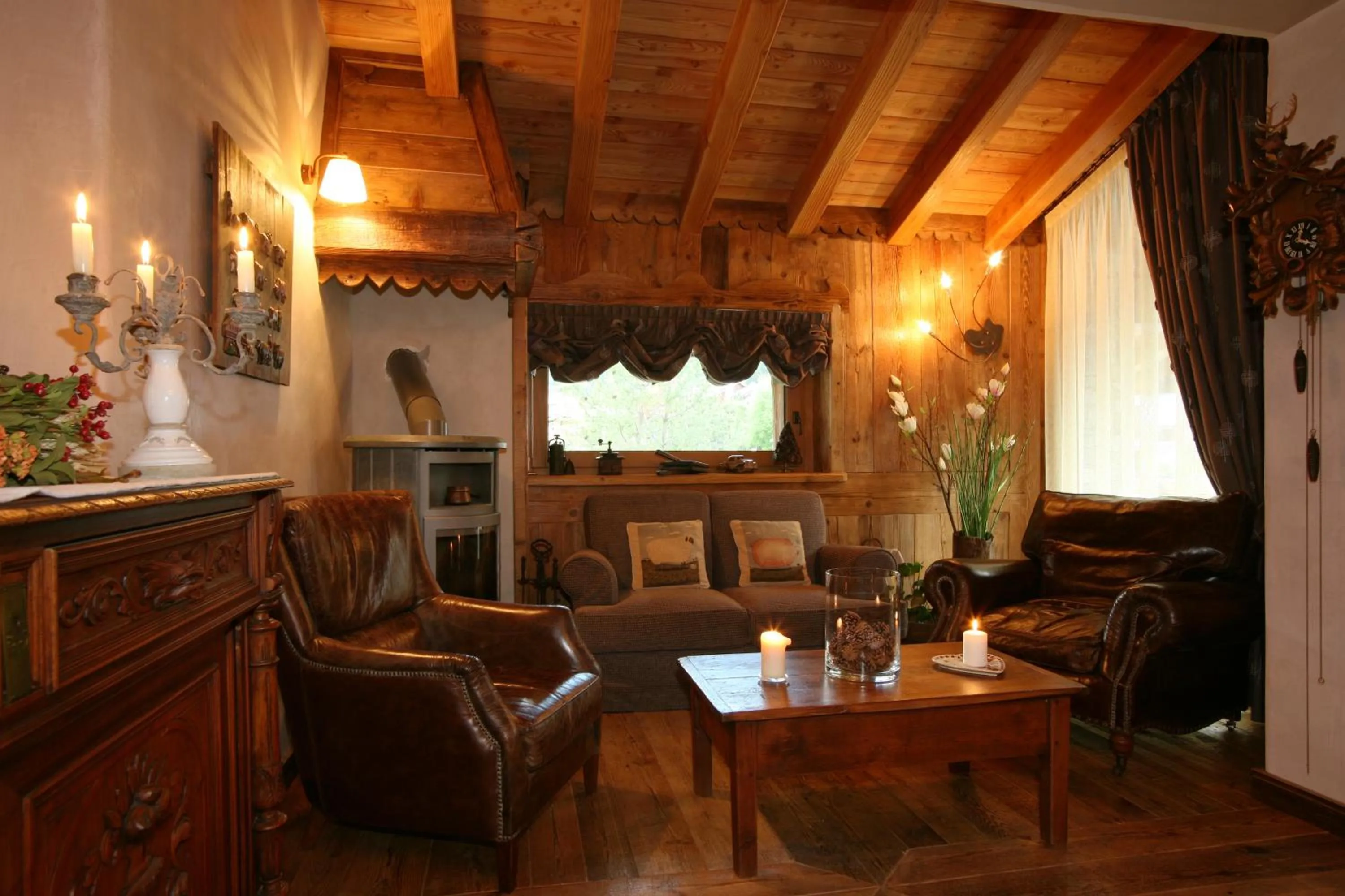 Communal lounge/ TV room in Hotel Letterario Locanda Collomb