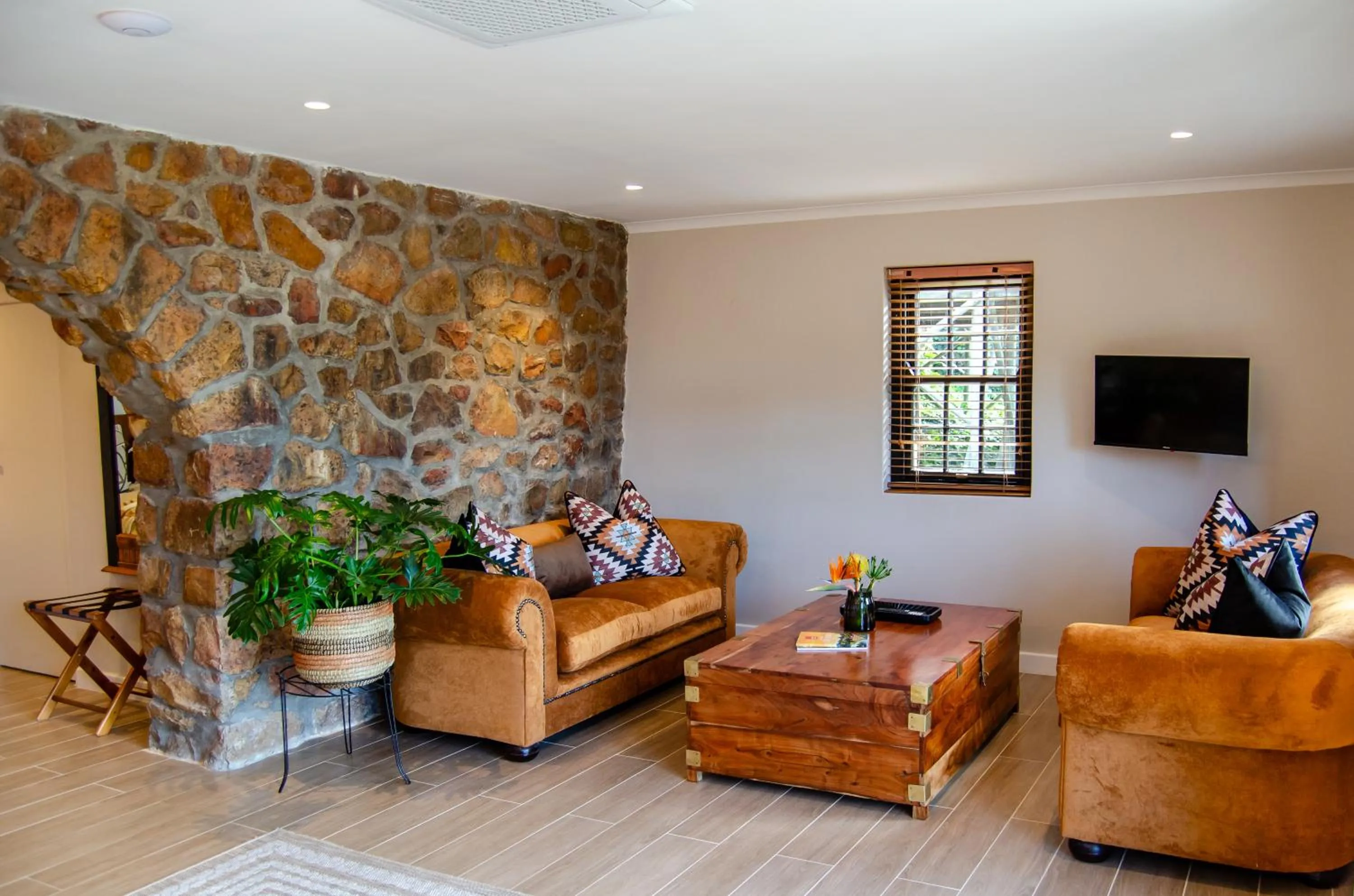 Communal lounge/ TV room in Ikhaya Safari Lodge