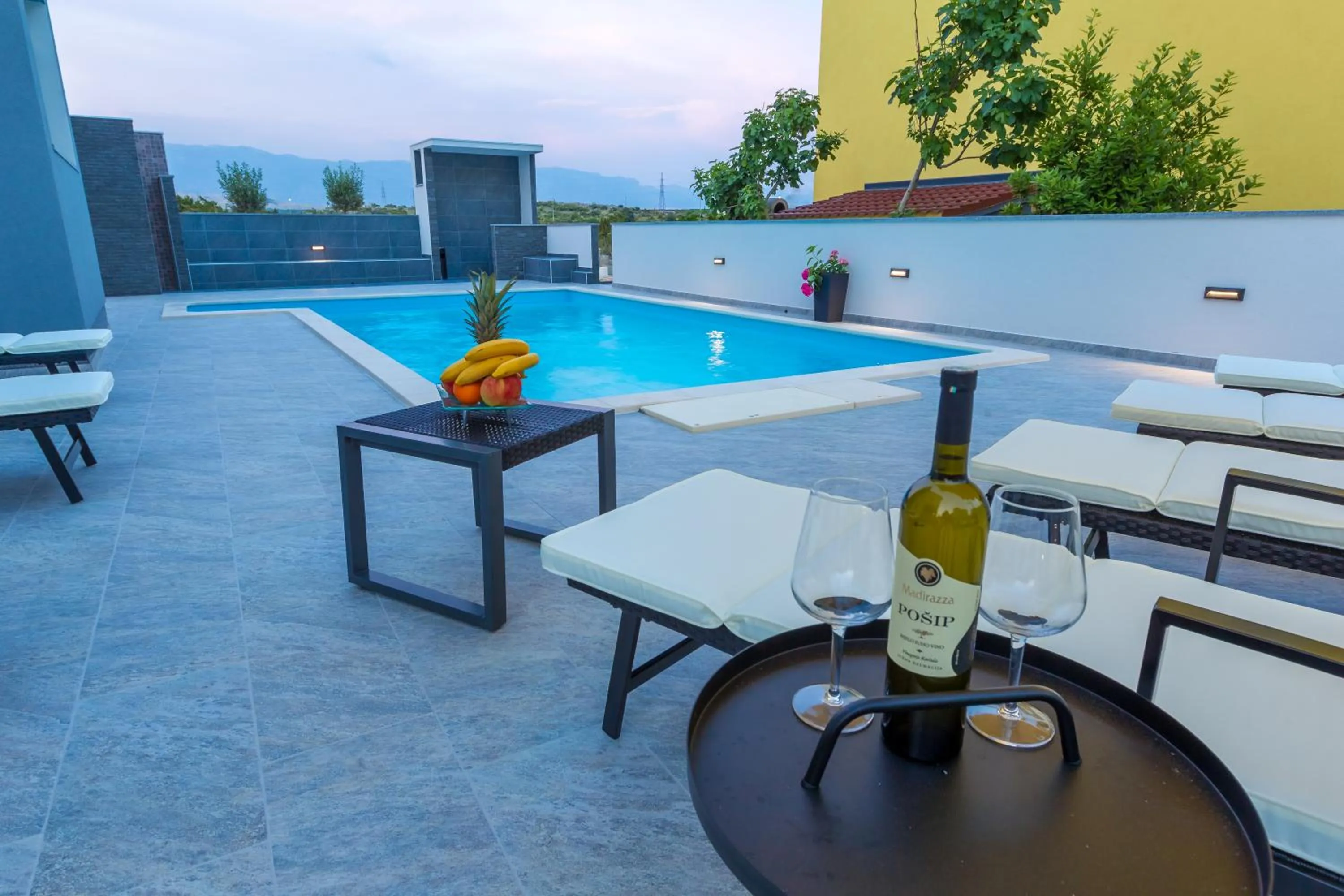 Lucky Luke Pool Apartments