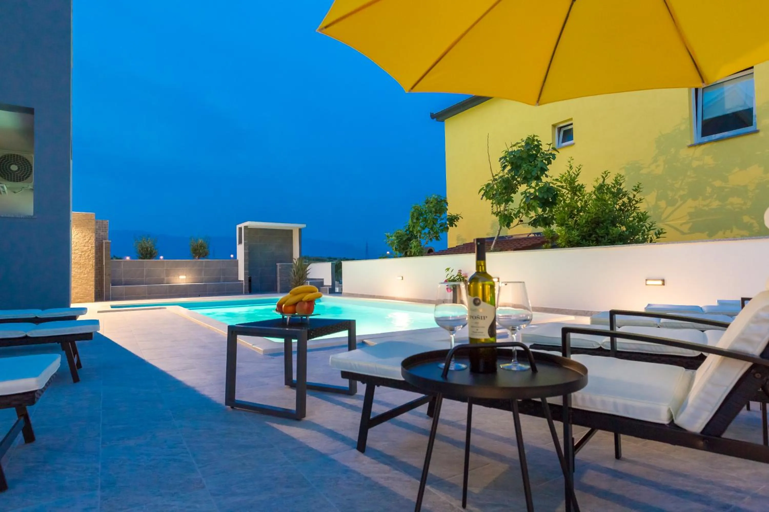 Lucky Luke Pool Apartments