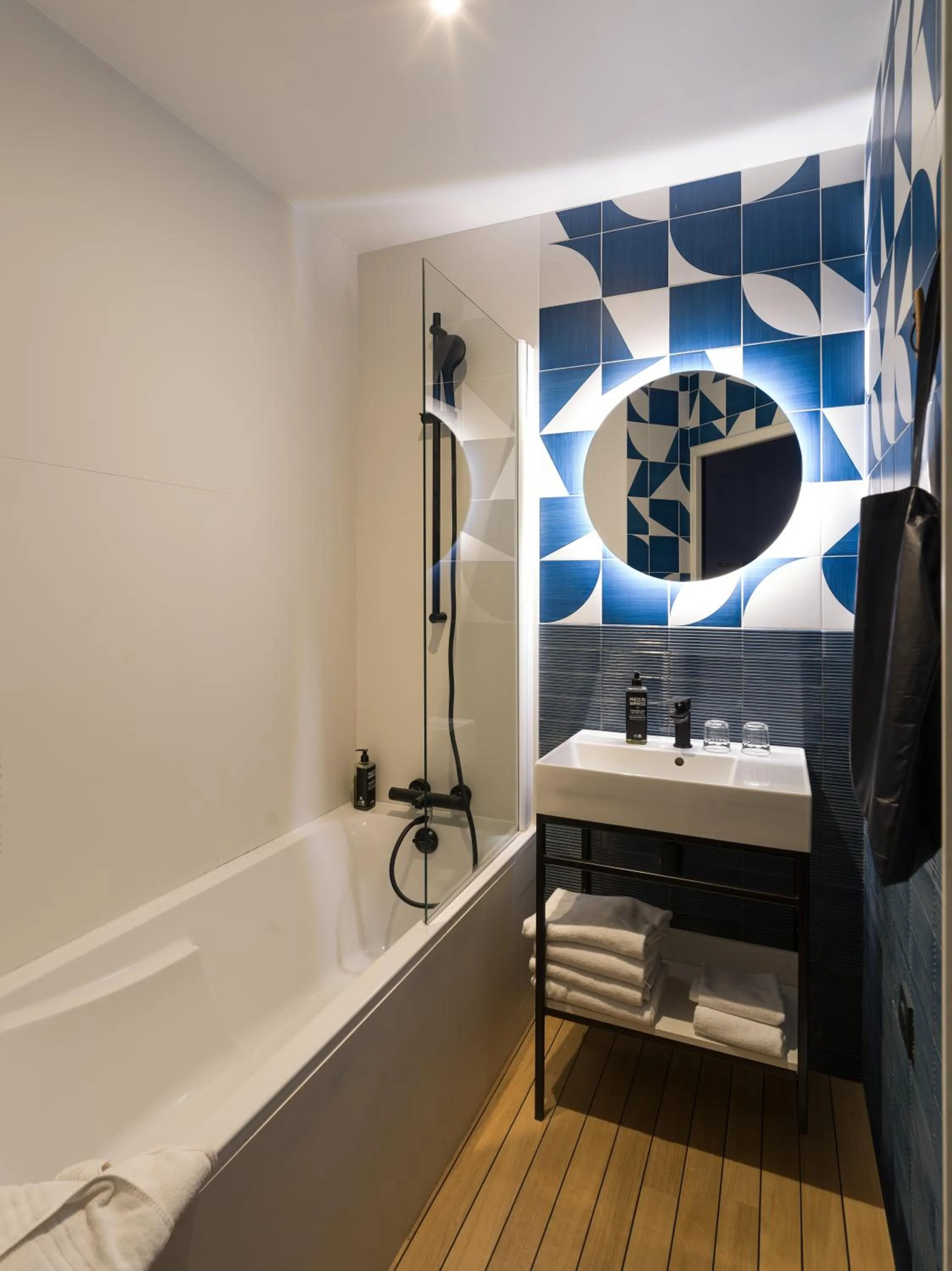 Bathroom in ibis Styles Saint Malo Centre Historique