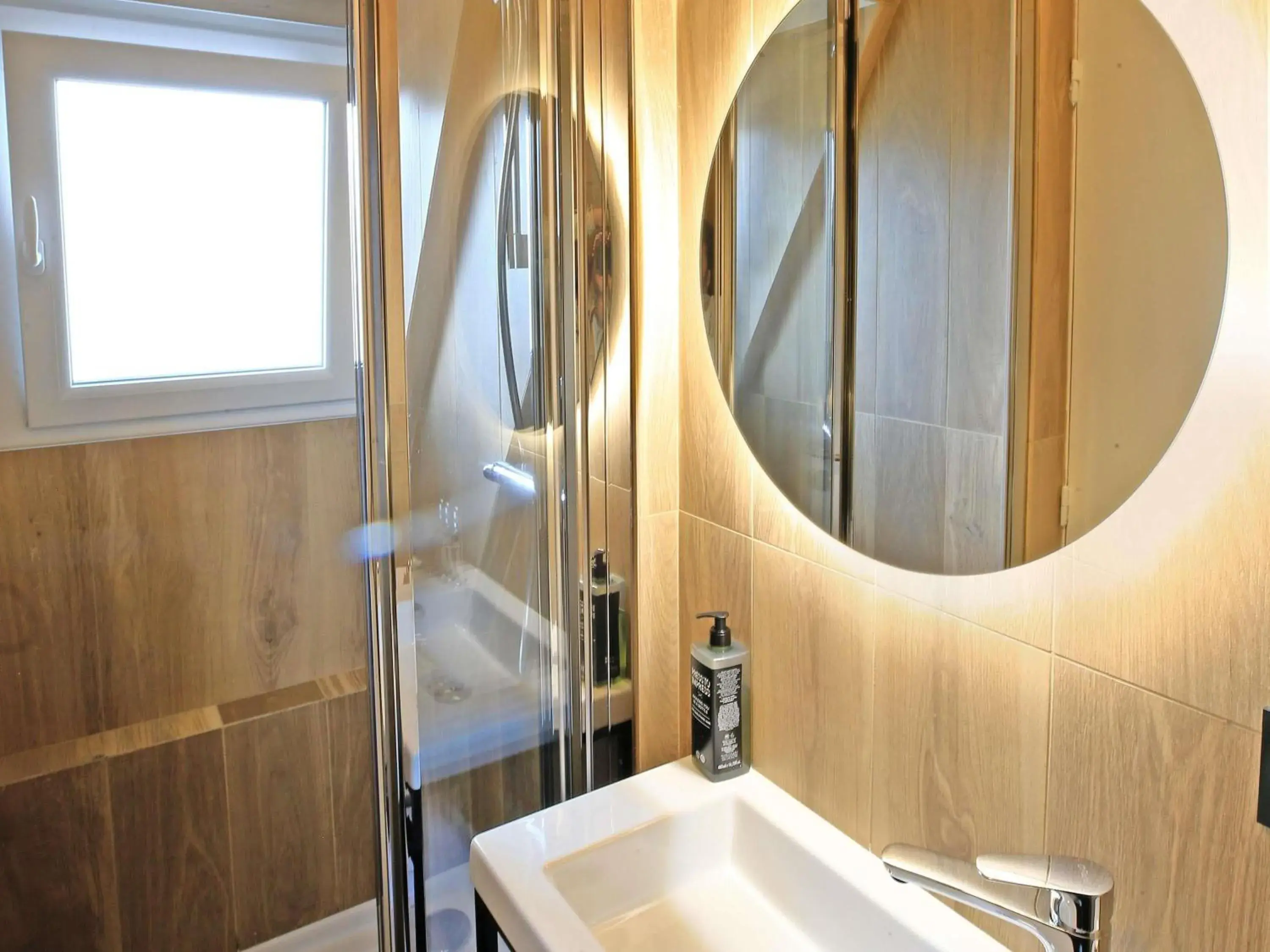 Bedroom in ibis Styles Saint Malo Centre Historique Bedroom in ibis Styles Saint Malo Centre Historique