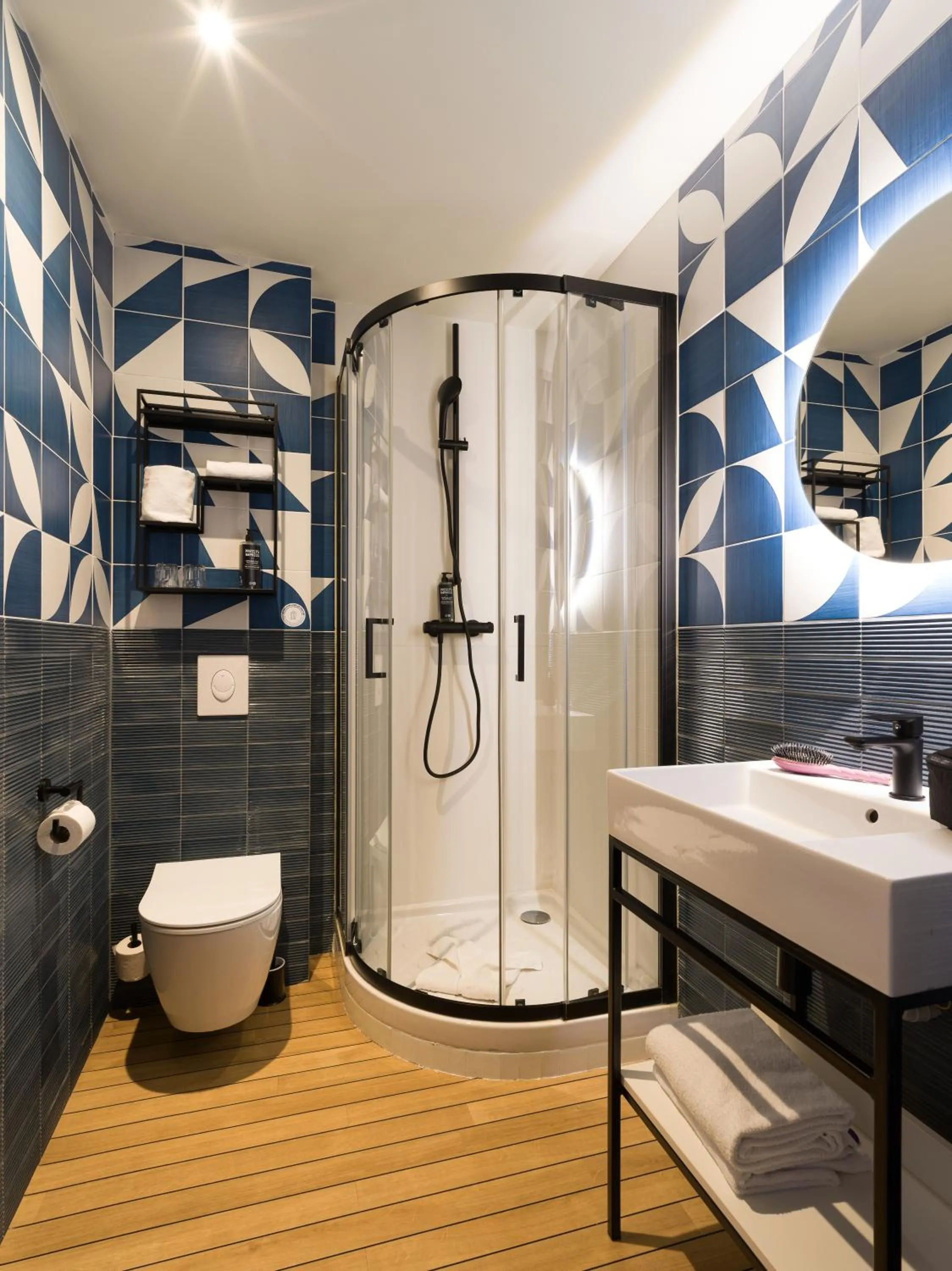 Shower in ibis Styles Saint Malo Centre Historique