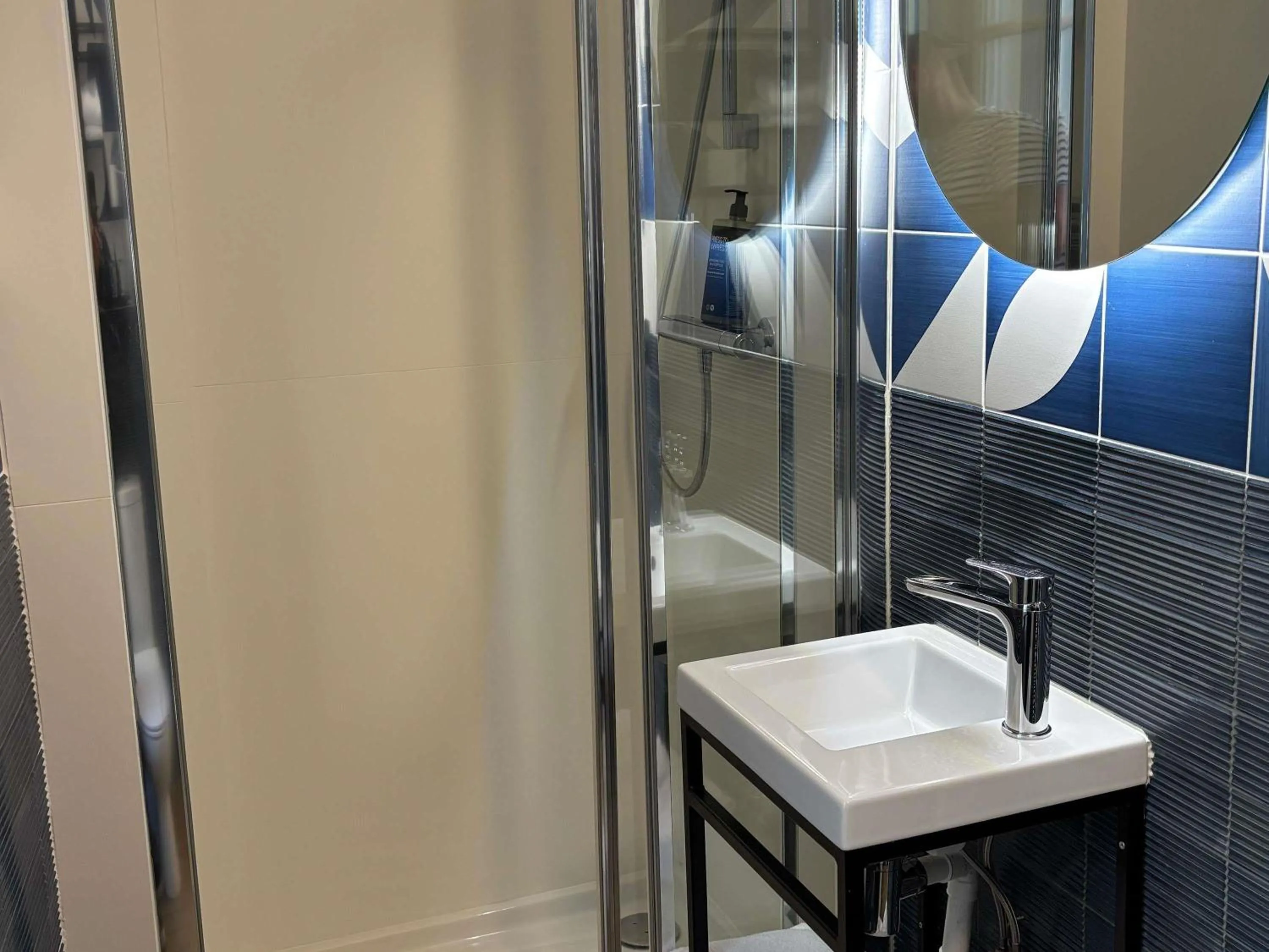 Bedroom in ibis Styles Saint Malo Centre Historique