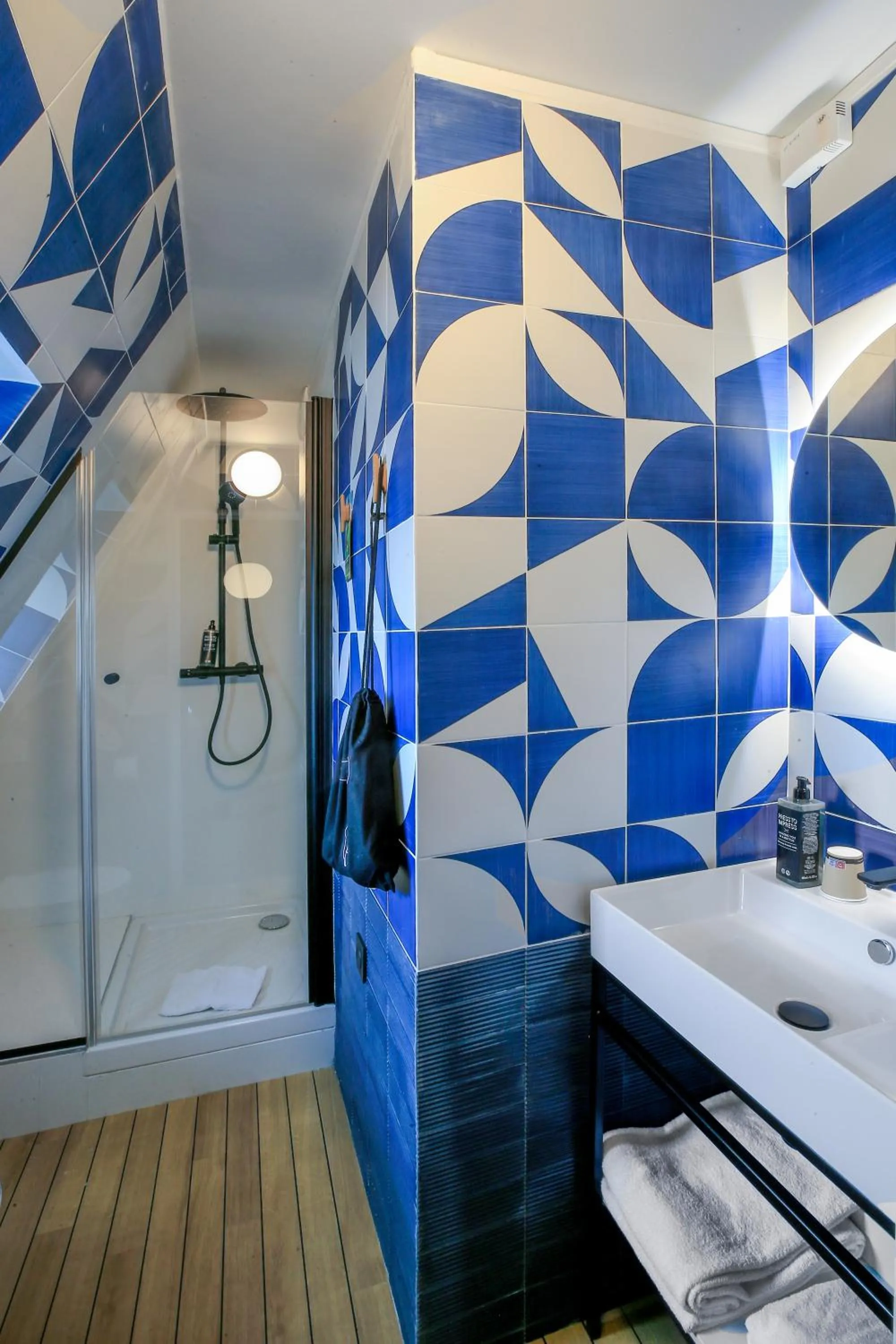 Shower in ibis Styles Saint Malo Centre Historique