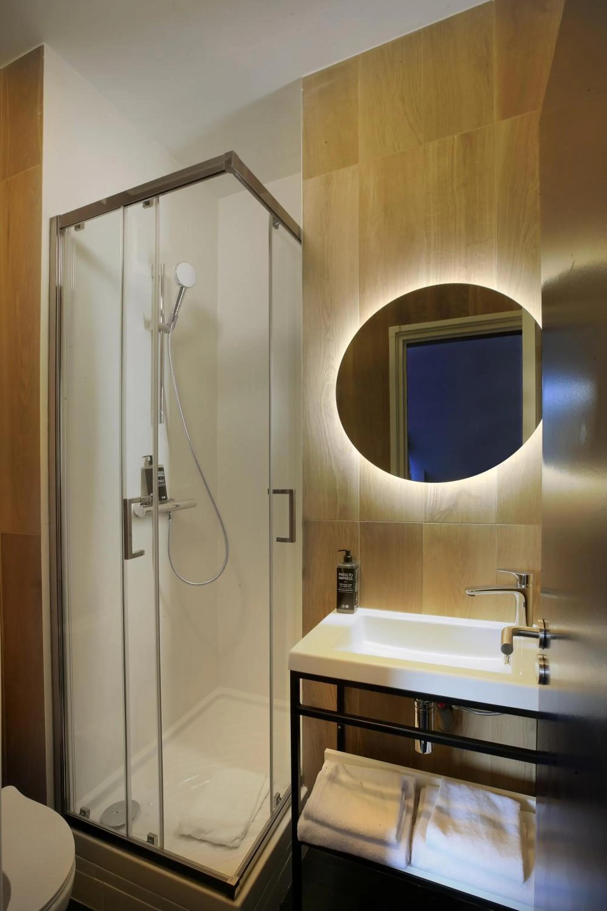 Shower in ibis Styles Saint Malo Centre Historique