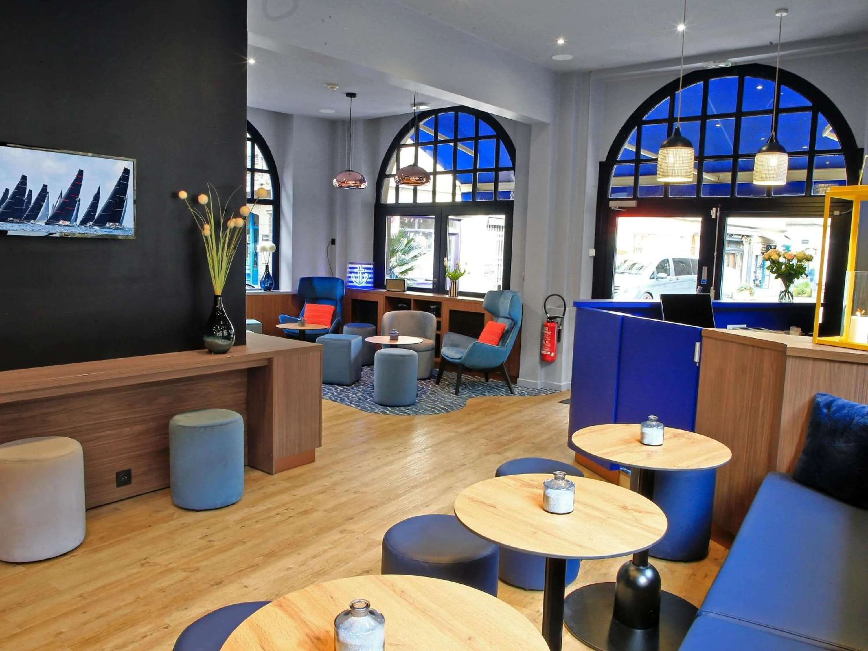 Lounge or bar in ibis Styles Saint Malo Centre Historique