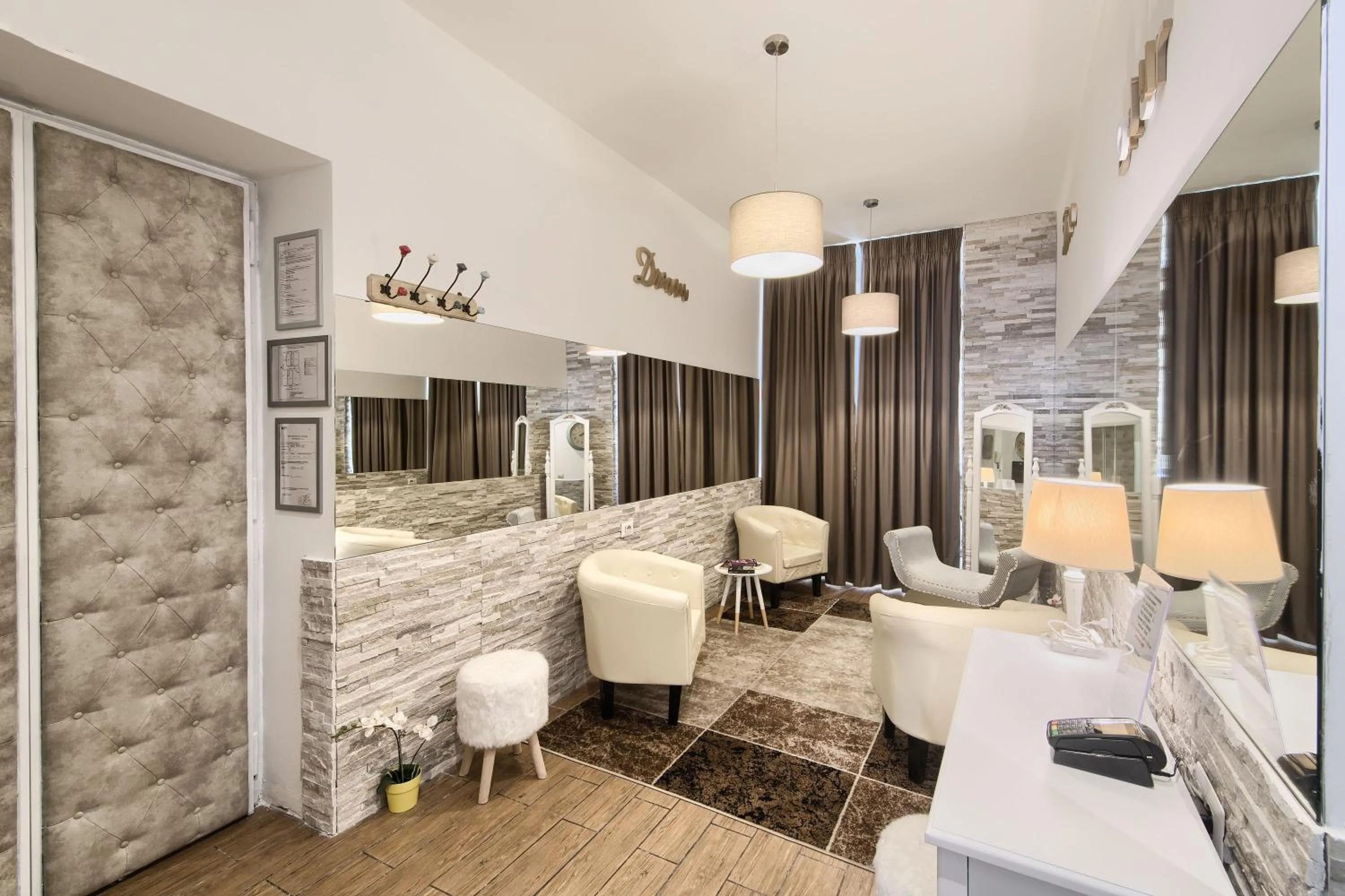 Library in Domus Pietro Inn