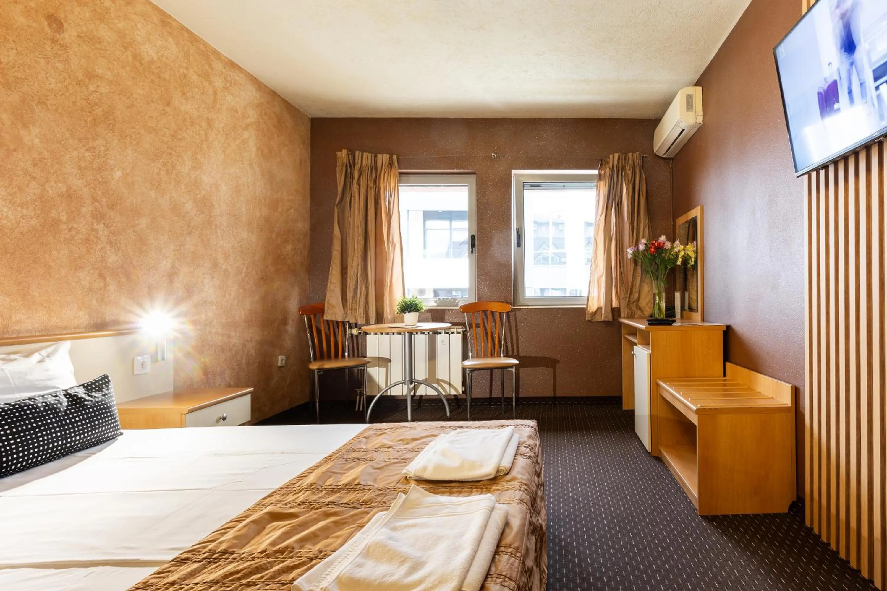 Bed in Hotel Brod - Free Parking